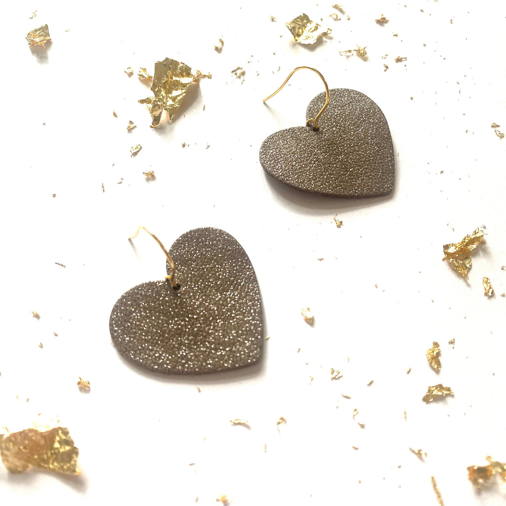 Boucles d’oreilles cœur en cuir gris souris à paillettes recyclé
