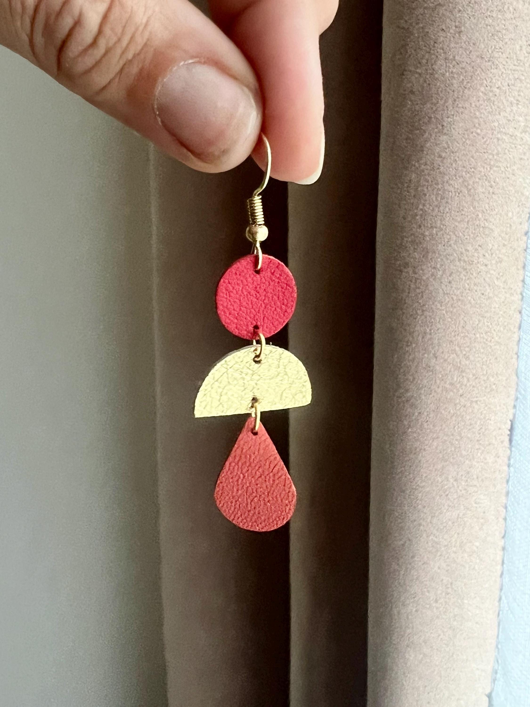 Boucles d’oreilles graphiques et colorées en cuir, bijou géométrique fait main, artisanal léger rouge doré et corail cadeau pour elle