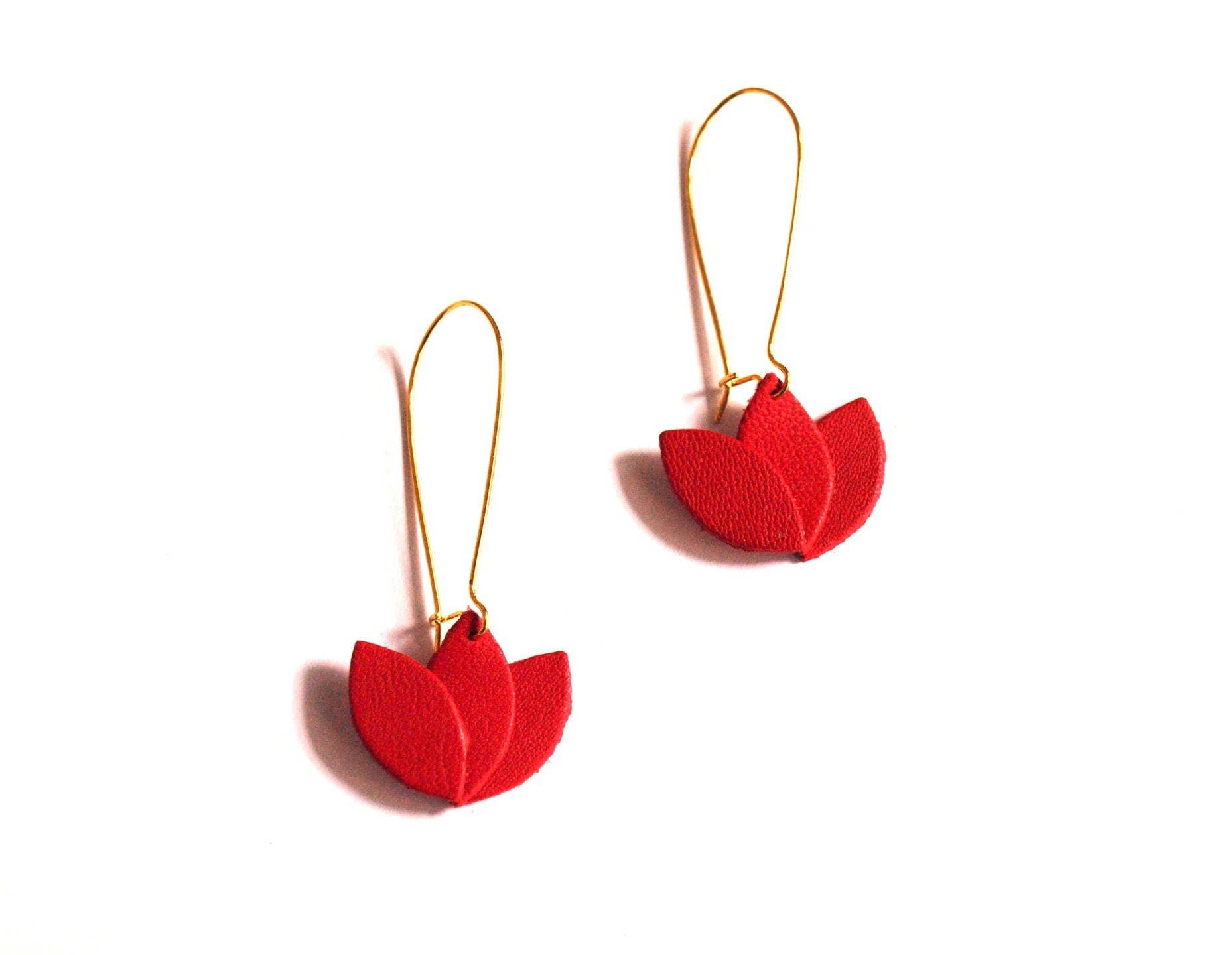 Boucles d'oreilles cuir rouge et or, fleur de cuir sur monture dormeuse dorée