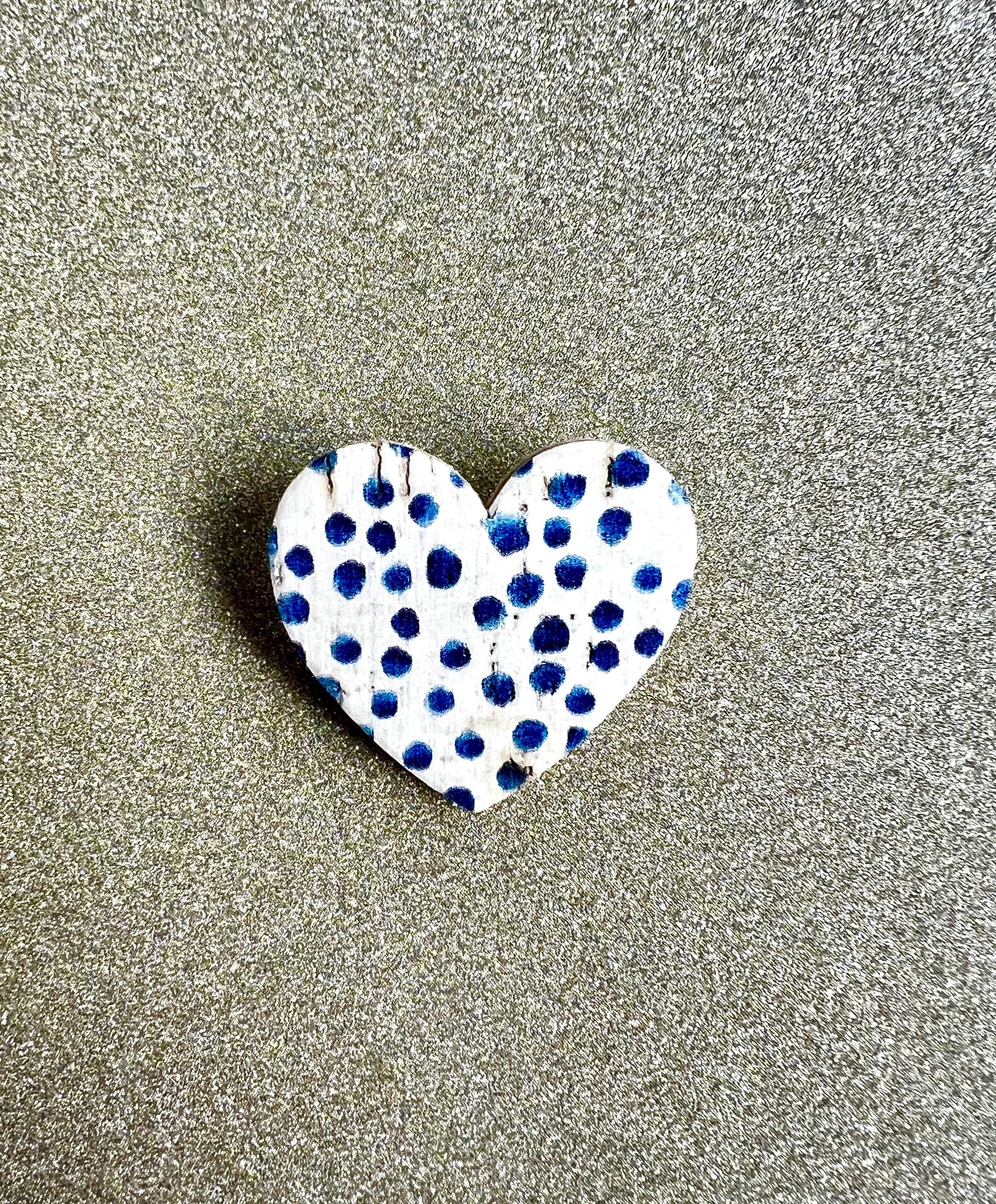 Broche coeur en liège imprimé pois bleus sur fond blanc doublé de cuir - cadeau fête des mères - cadeau maîtresse - cadeau pour elle