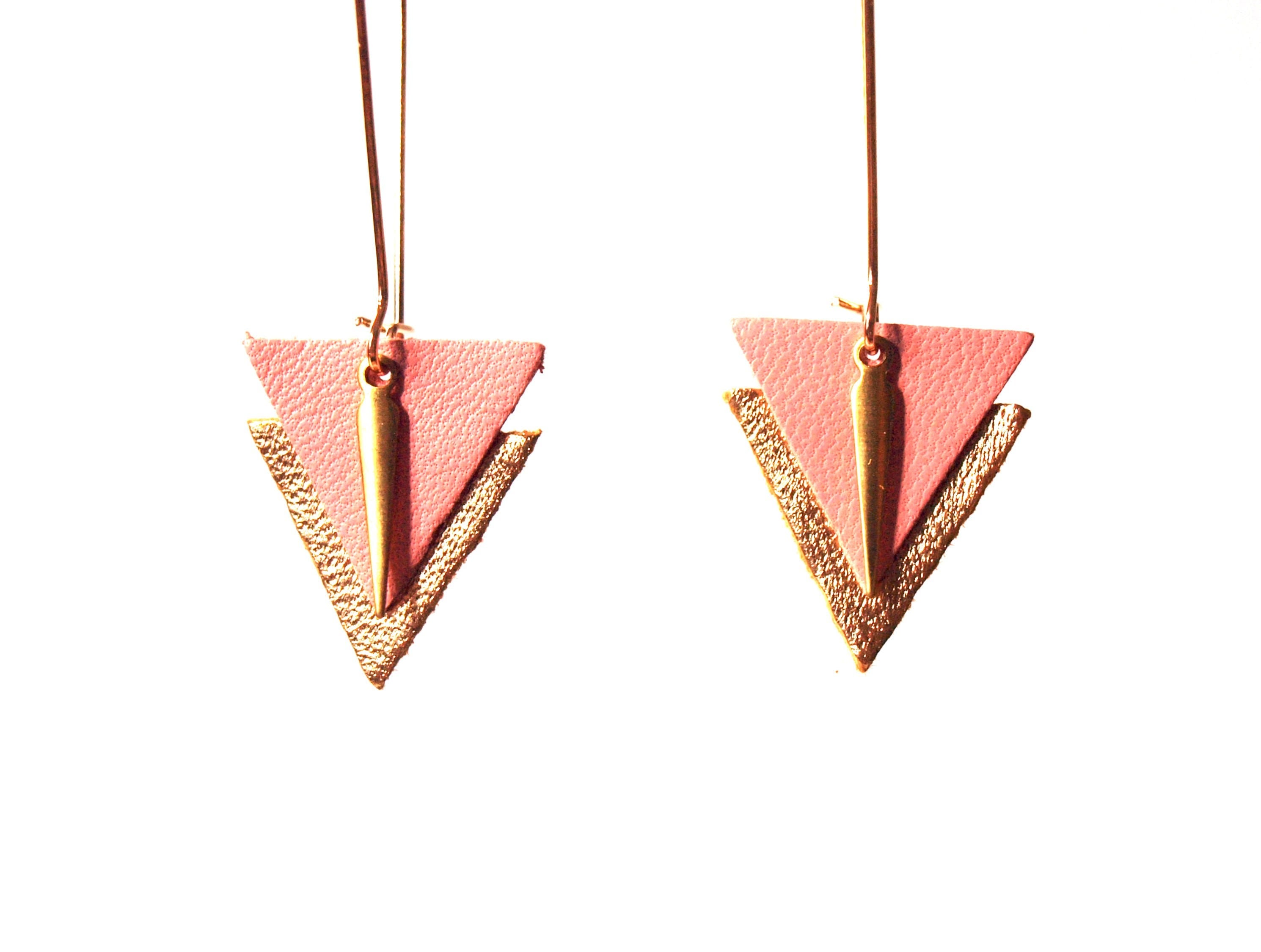 Boucles d'oreilles triangles cuir rose indien et or graphiques, grands crochets style dormeuses dorés laiton et cuir