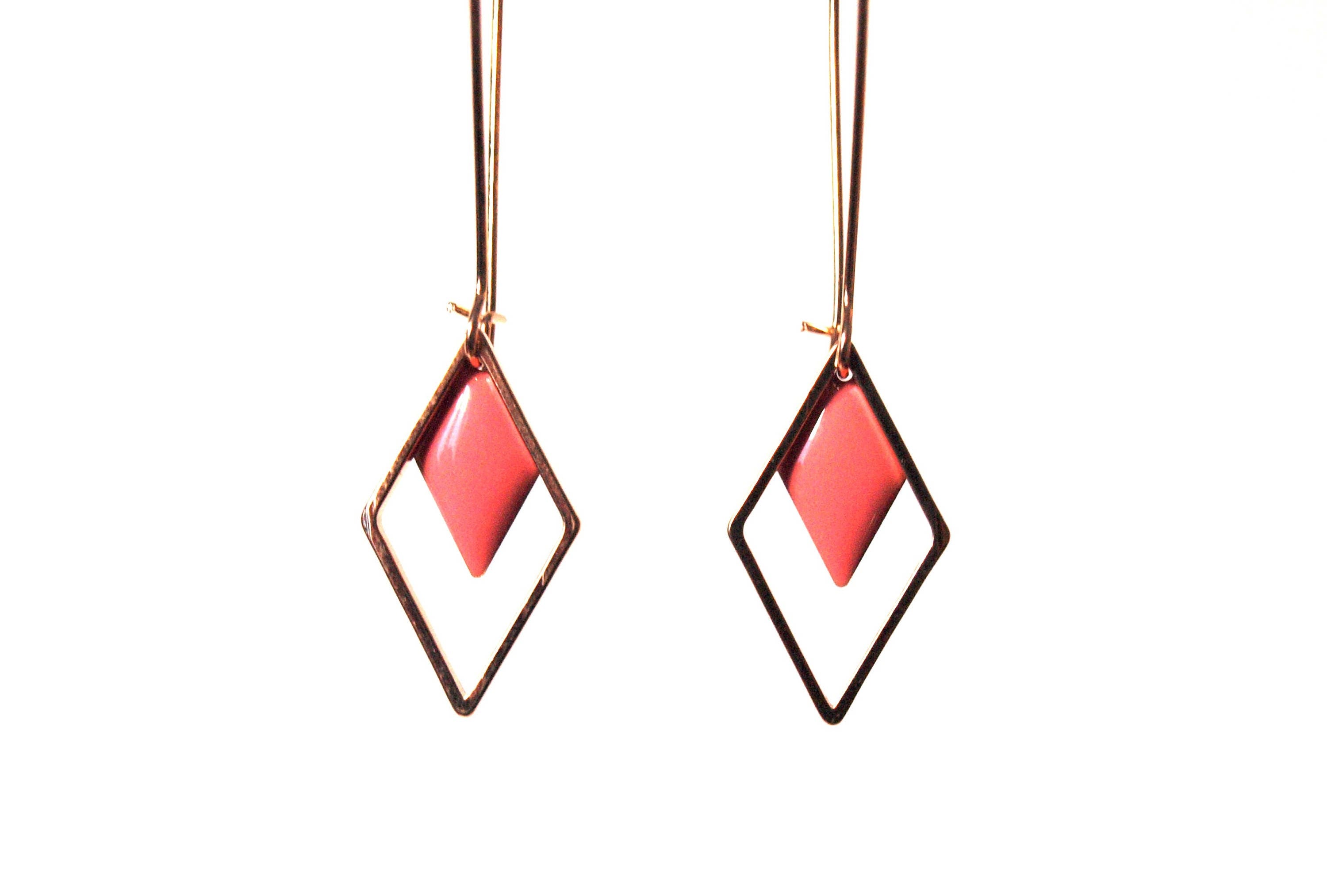 Boucles d'oreilles sequin émaillé losange rose sur monture en laiton doré - longues boucles d'oreilles graphiques géométriques minimalistes