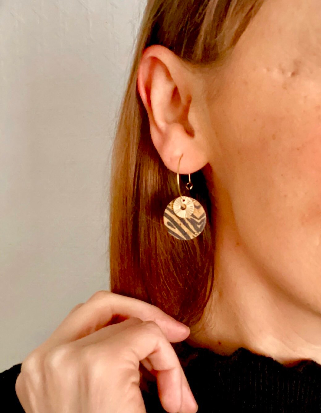 Boucles d’oreilles cuir et liège fleuri créoles dorées en acier inoxydable
