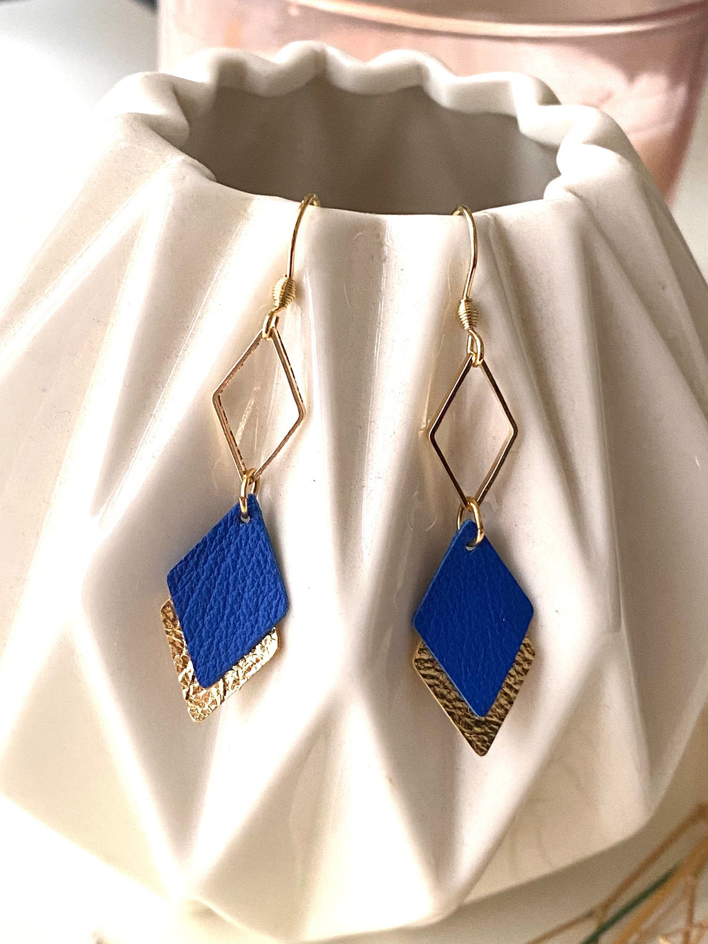 Boucles d'oreilles cuir bleu et or, boucles d'oreilles graphiques losanges bleu roi et doré - modèle LISÉA -cadeau noël pour elle pour femme