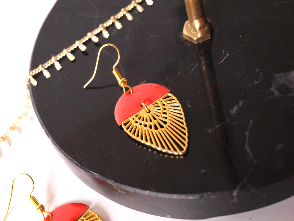 Boucles d'oreilles art déco plaqué or mat et sequin émaillé demi corail vif et or - printemps été - cadeau femme - saint valentin