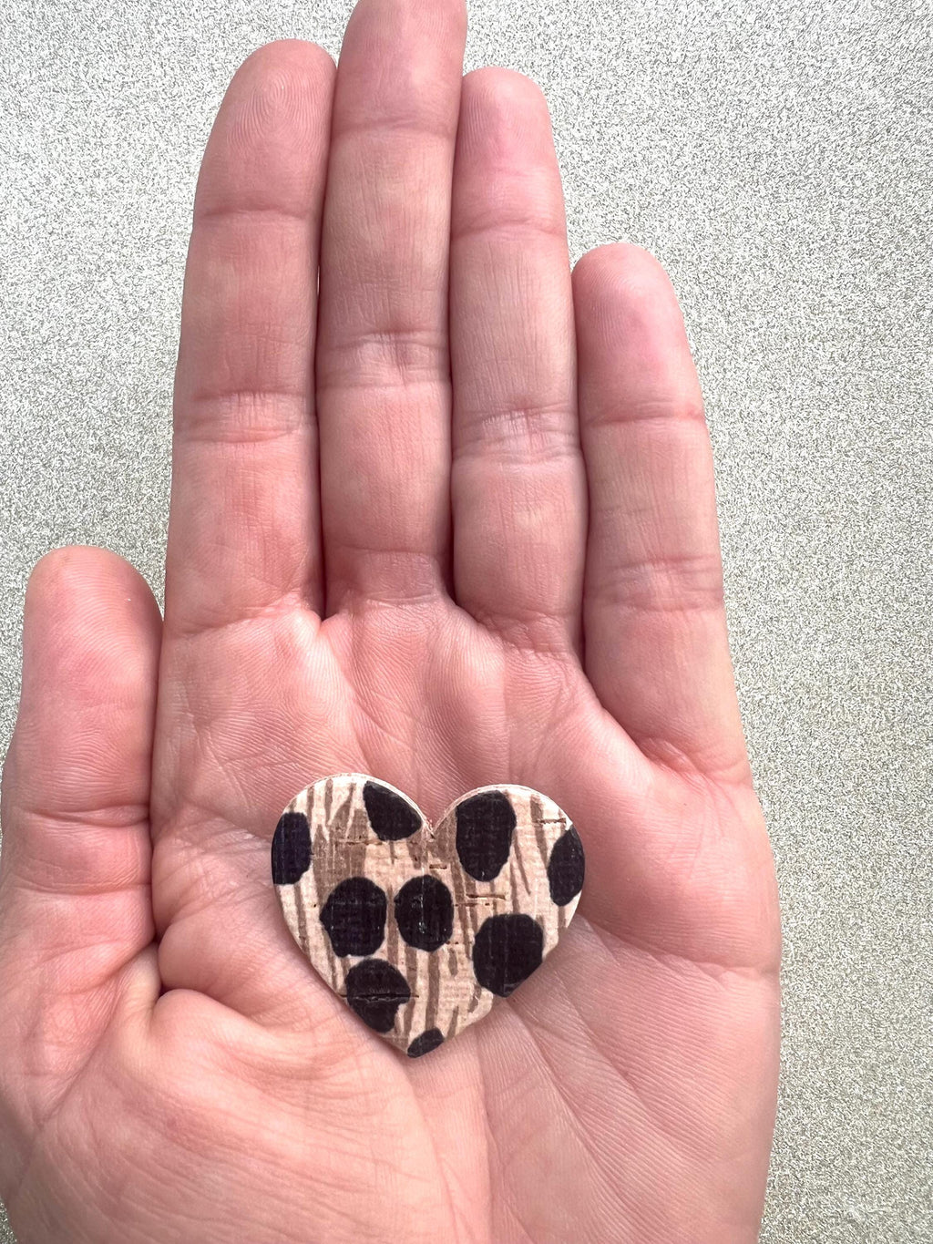 Broche léopard cœur en liège - cadeau fête des mères - cadeau maîtresse - cadeau pour elle - cadeau femme  broche originale