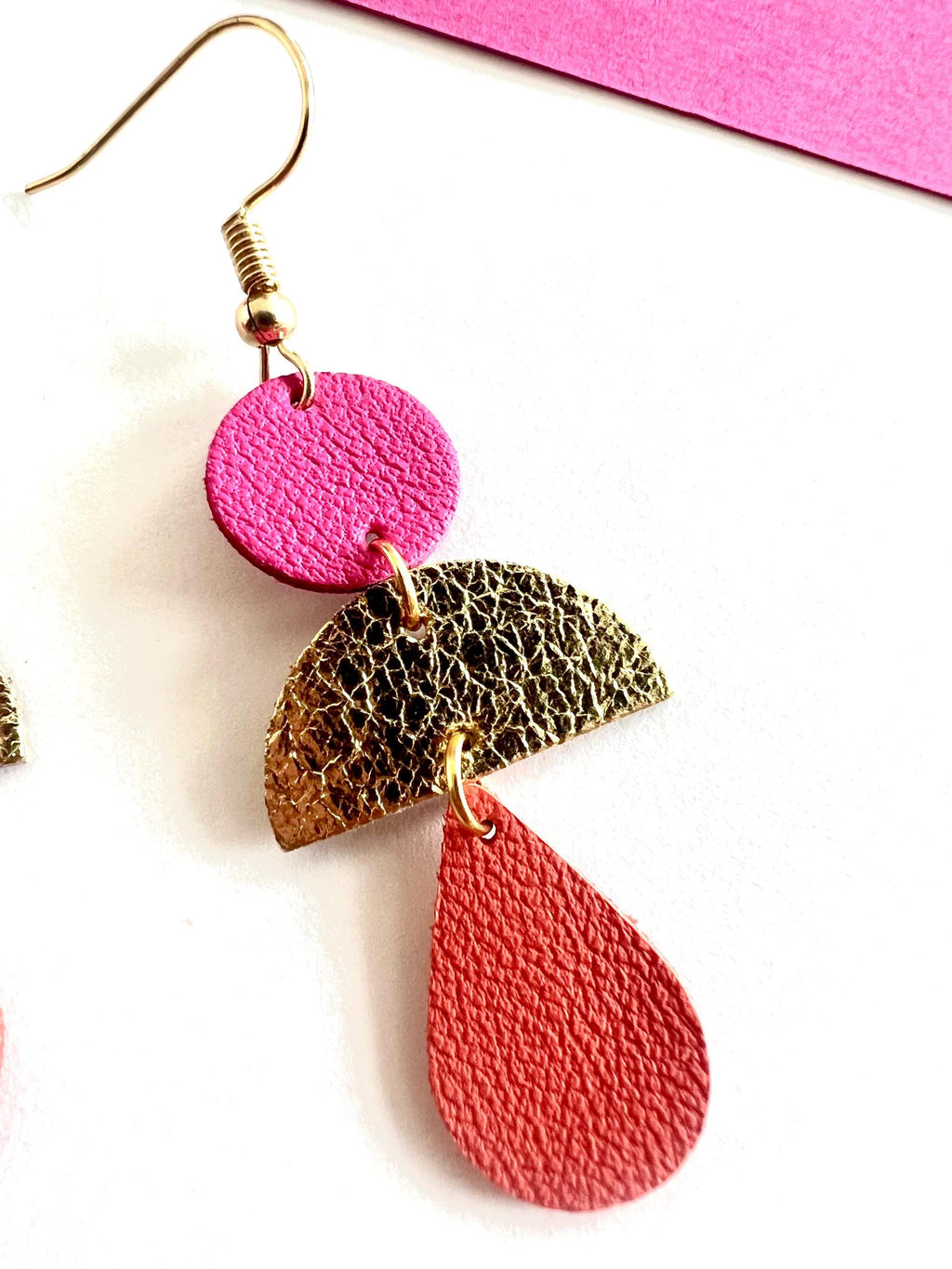 Boucles d’oreilles bohème chic en cuir upcyclé, modèle géométrique fait main, bijou artisanal léger rose fuchsia doré et corail cadeau femme