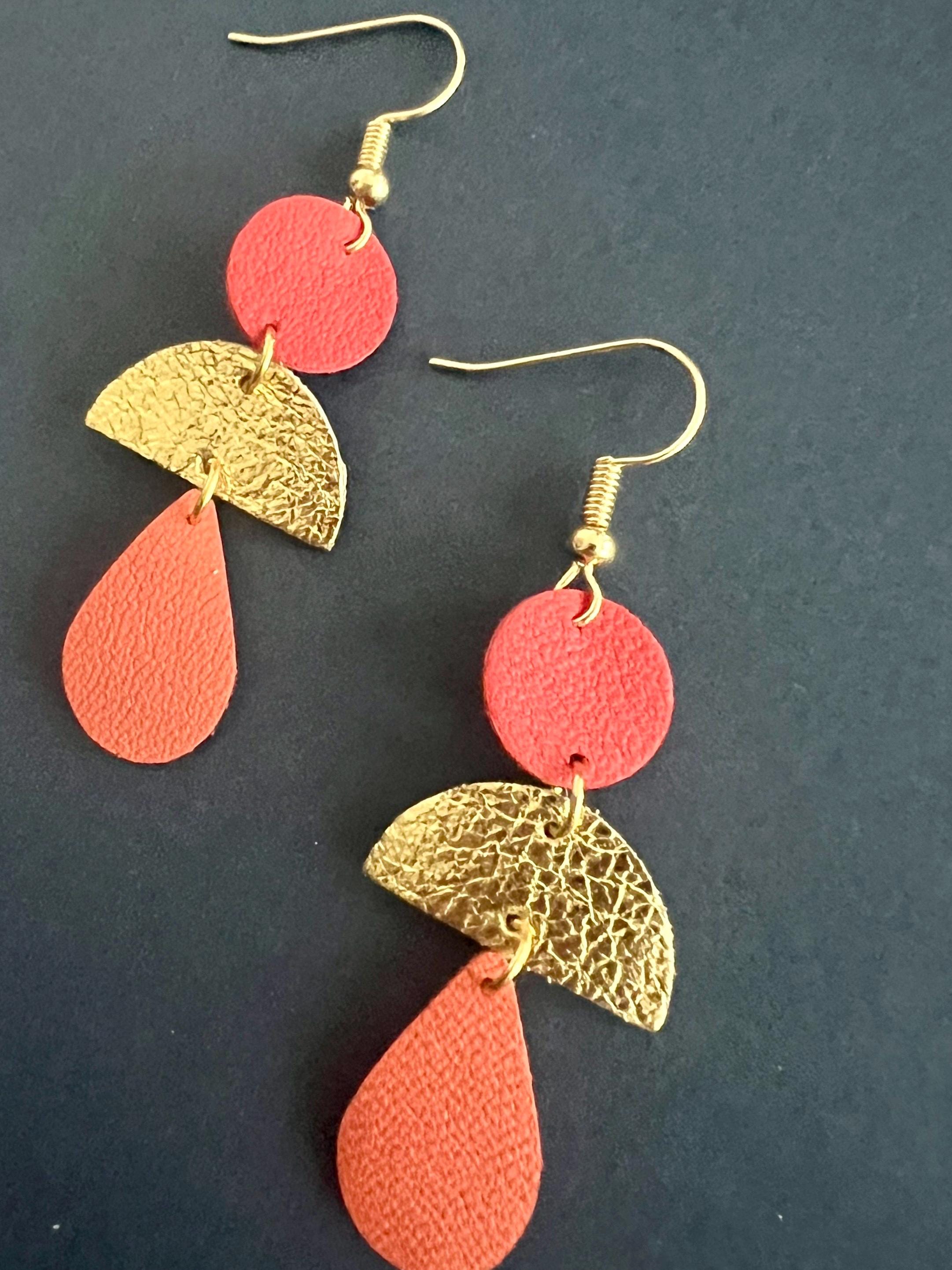 Boucles d’oreilles graphiques et colorées en cuir, bijou géométrique fait main, artisanal léger rouge doré et corail cadeau pour elle