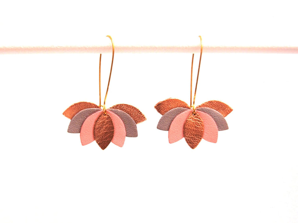 Boucles d'oreilles cuir, feuilles rose, gris et doré, fleur de cuir graphique sur monture dormeuse dorée. boucles d'oreilles mariage