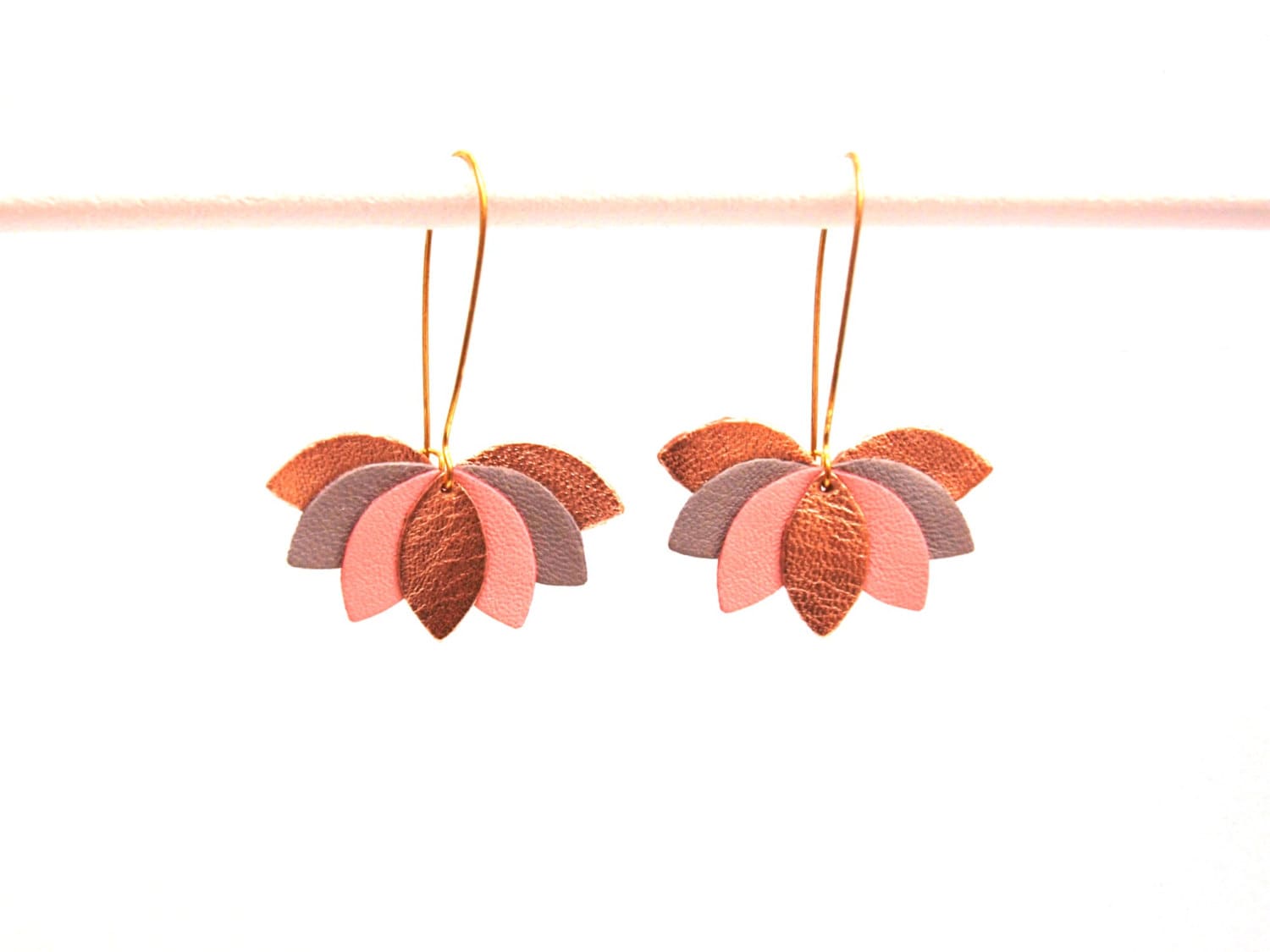 Boucles d'oreilles cuir, feuilles rose, gris et doré, fleur de cuir graphique sur monture dormeuse dorée. boucles d'oreilles mariage