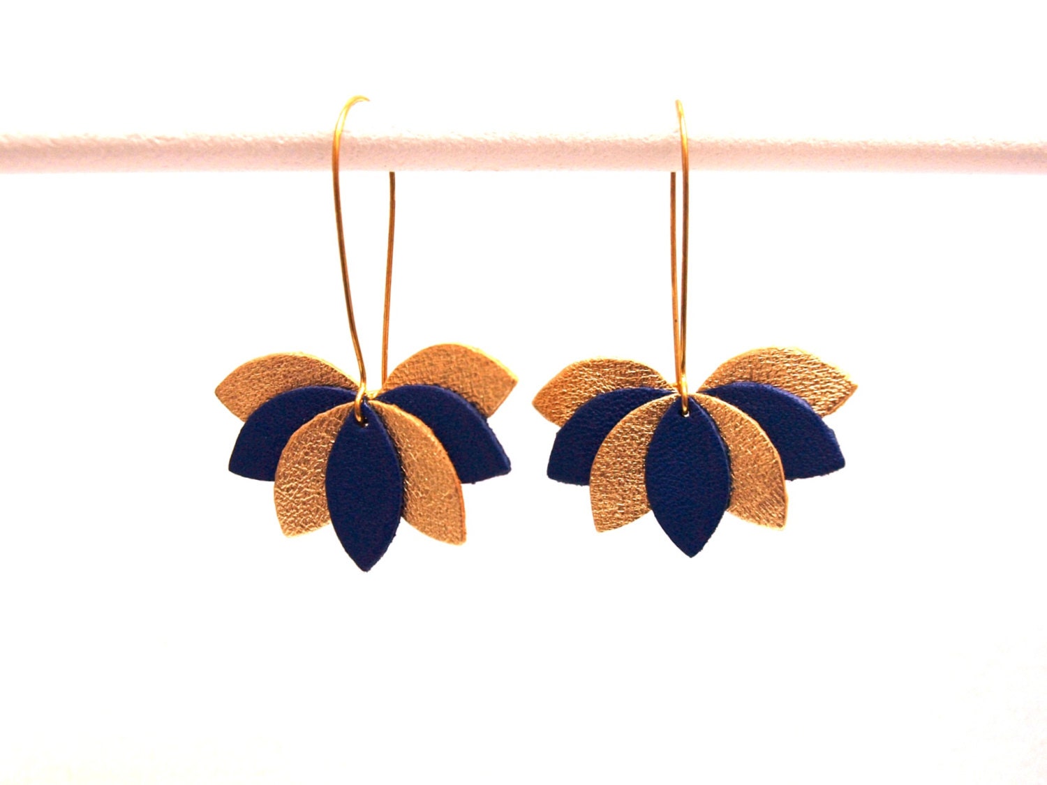 Boucles d'oreilles cuir, feuilles bleu roi et doré, fleur de cuir graphique sur monture dormeuse dorée. cadeau femme - cadeau pour elle