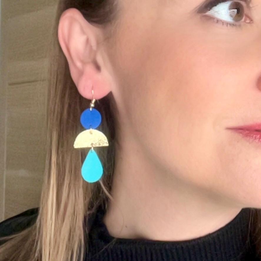 Boucles d’oreilles bohème chic en cuir upcyclé, modèle géométrique fait main, bijou artisanal léger bleu roi doré et turquoise cadeau femme