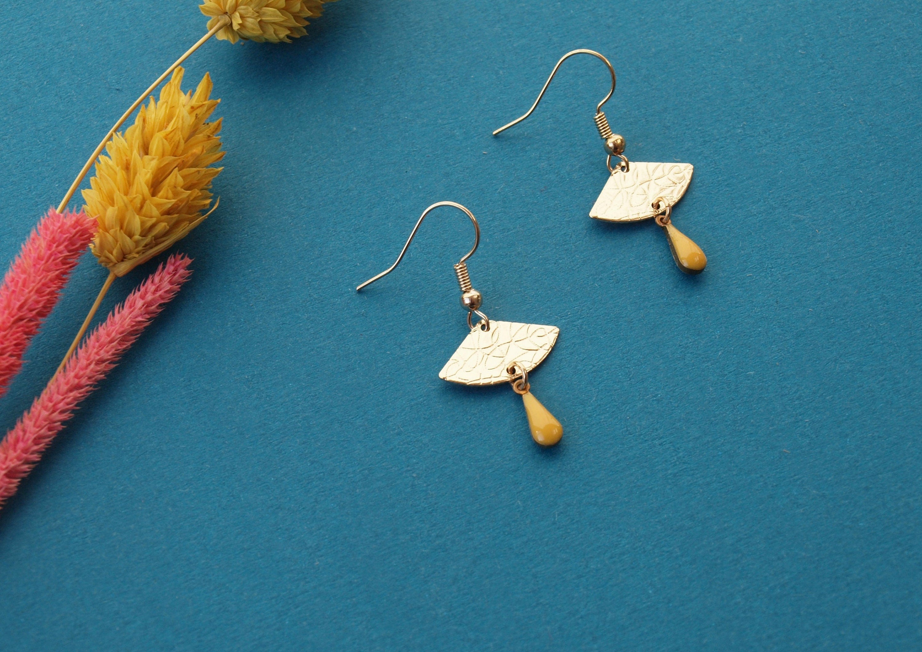 Boucles d'oreilles dorée jaune moutarde et or - petites boucles d'oreilles discrètes dorées - modèle EVA