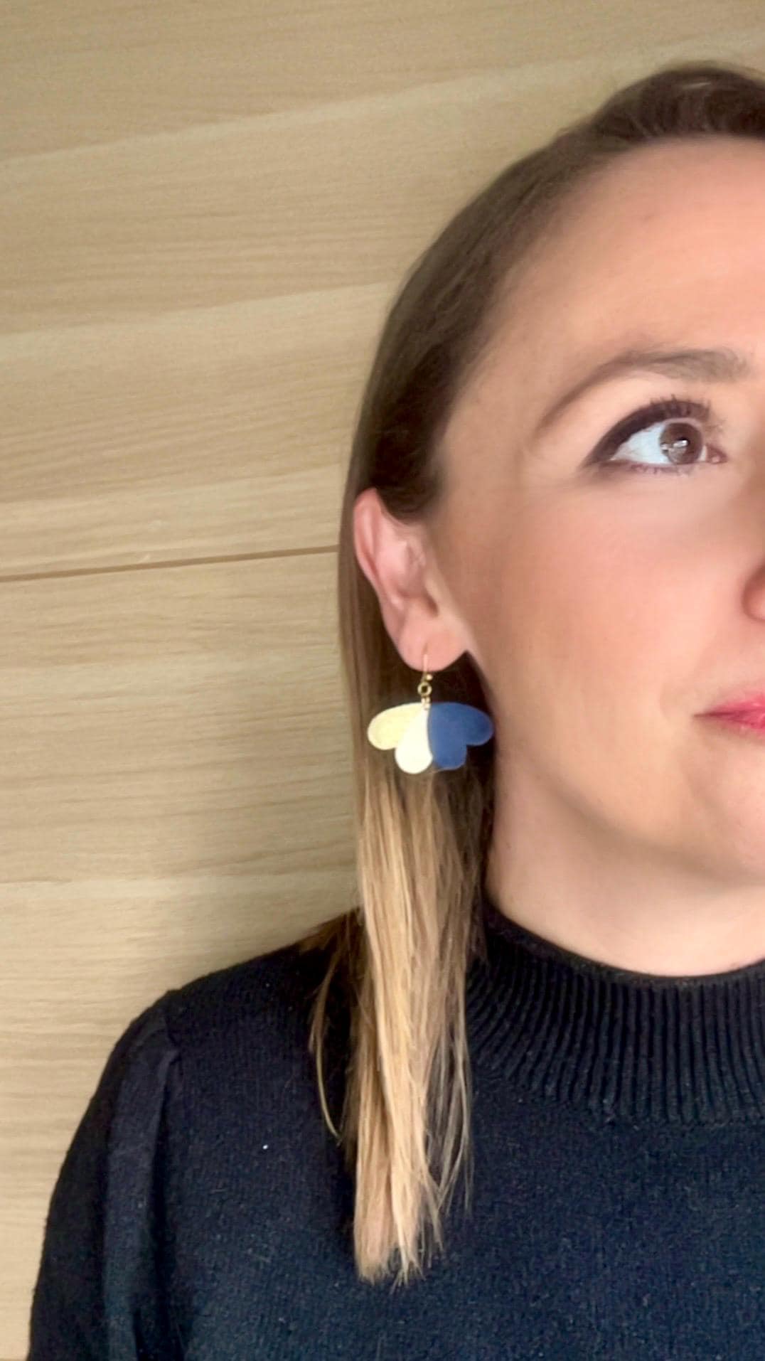Boucles d’oreilles cœurs bleu marine blanc et or cuir upcyclé, bijoux artisanaux légers faits main, boucles pendantes femme, cadeau original