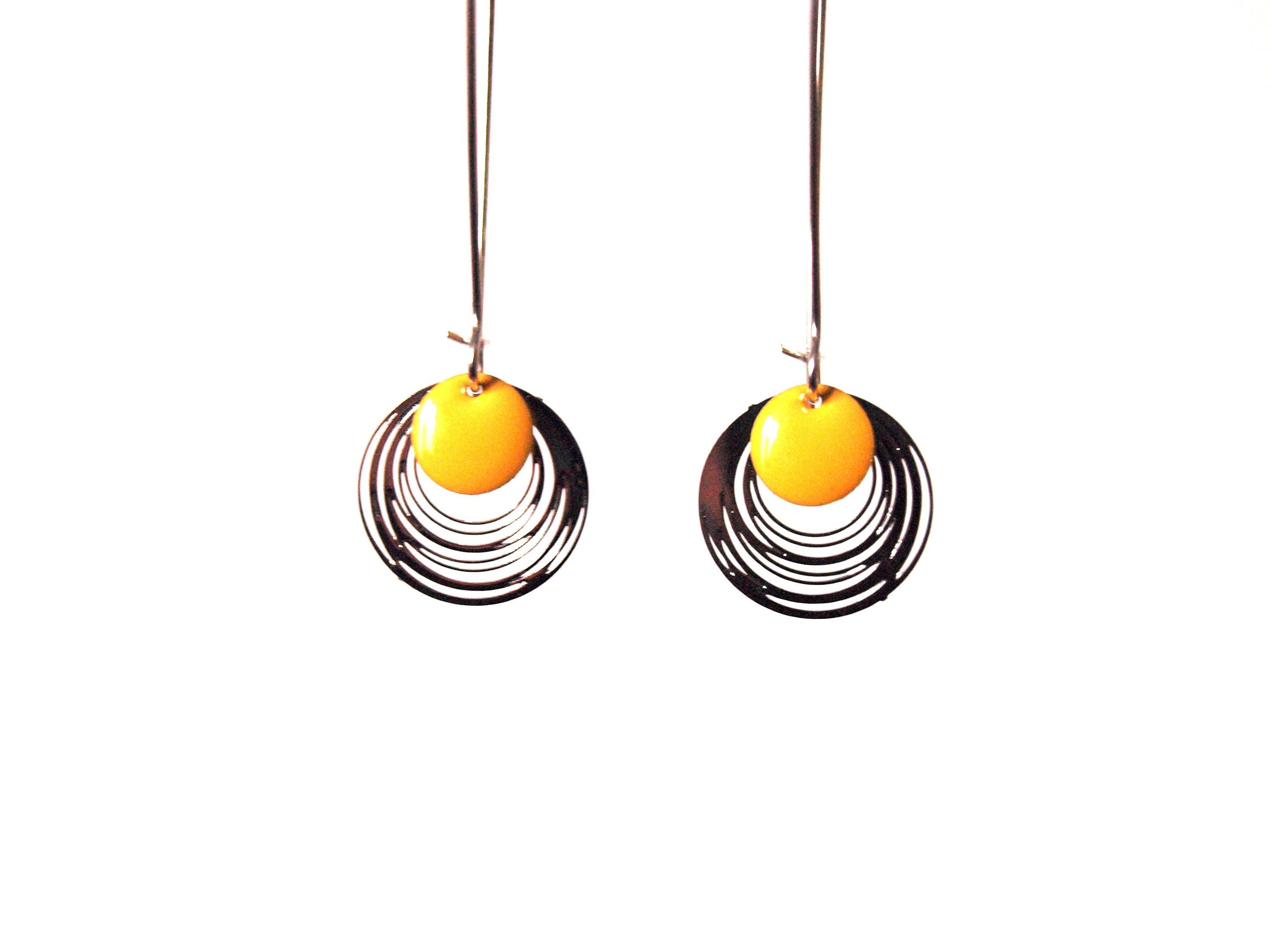 Boucles d'oreilles sequins émaillés argentées et jaune - design minimaliste et épuré - rond - by nat m