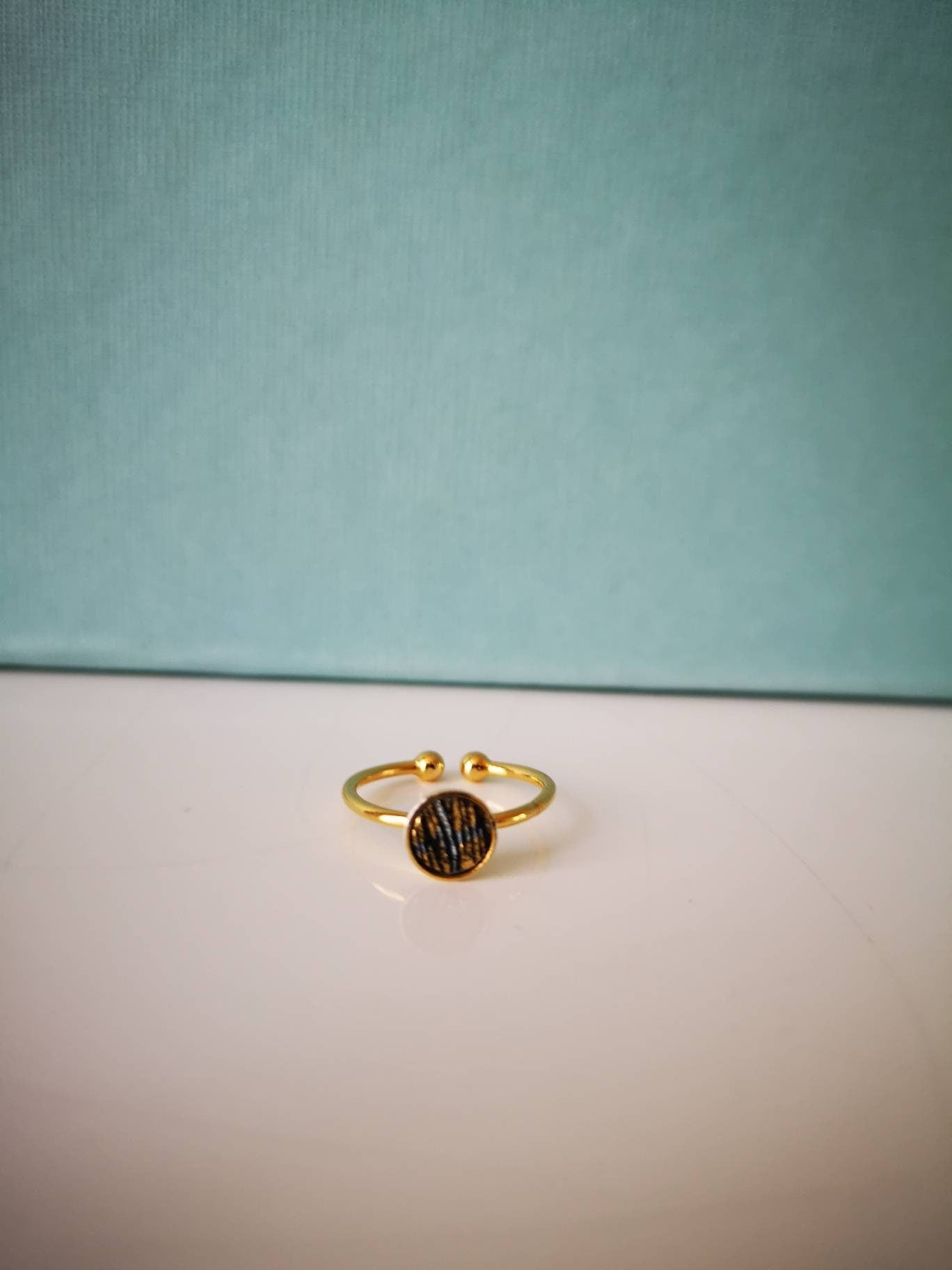 Bague femme dorée à l'or fin et cuir zébré noir blanc et doré - bague fine ajustable réglable - cadeau pour elle
