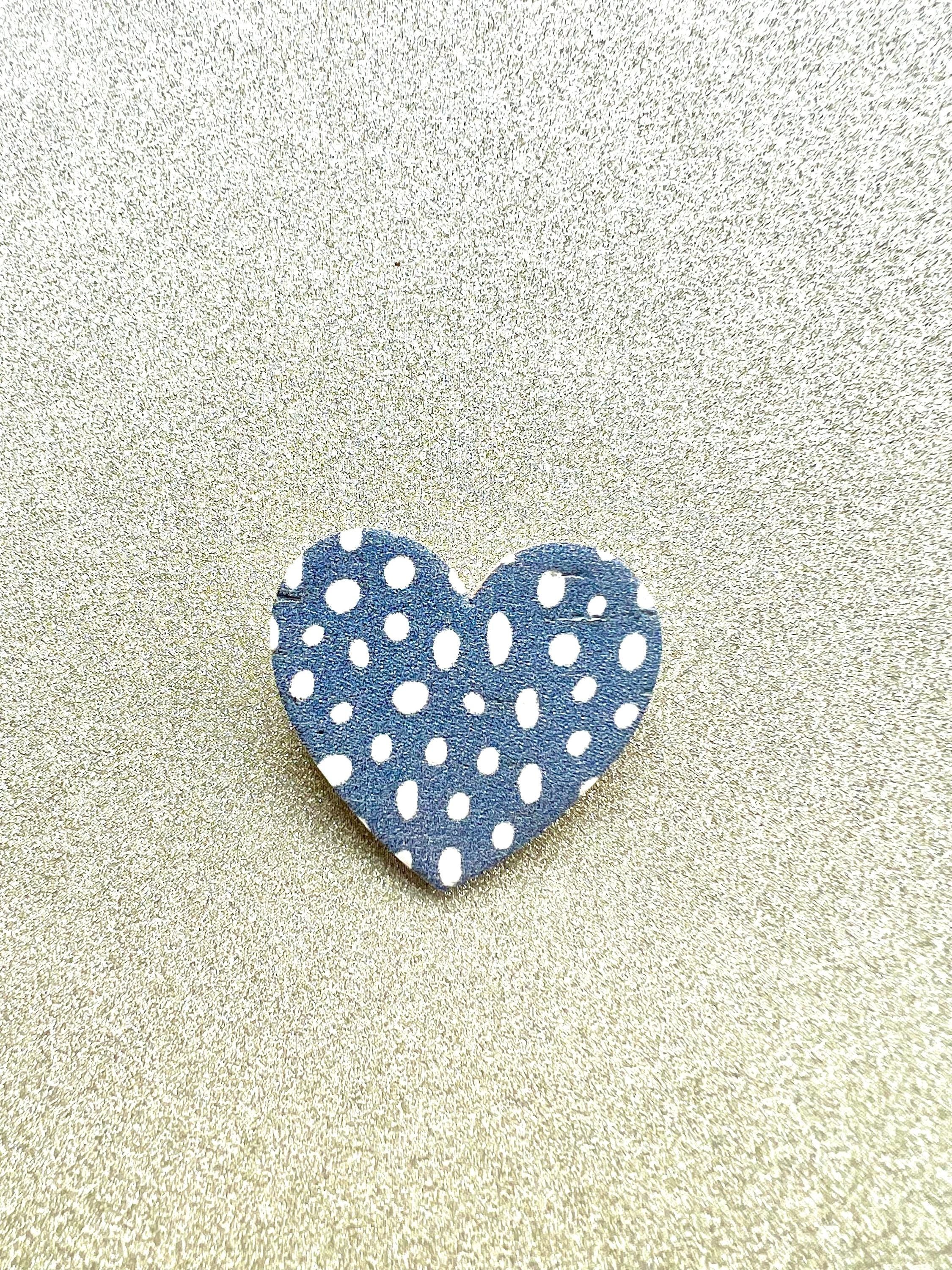 Broche bleue à pois blancs en liège forme cœur - cadeau fête des mères  cadeau maîtresse - cadeau pour elle - cadeau femme  broche originale