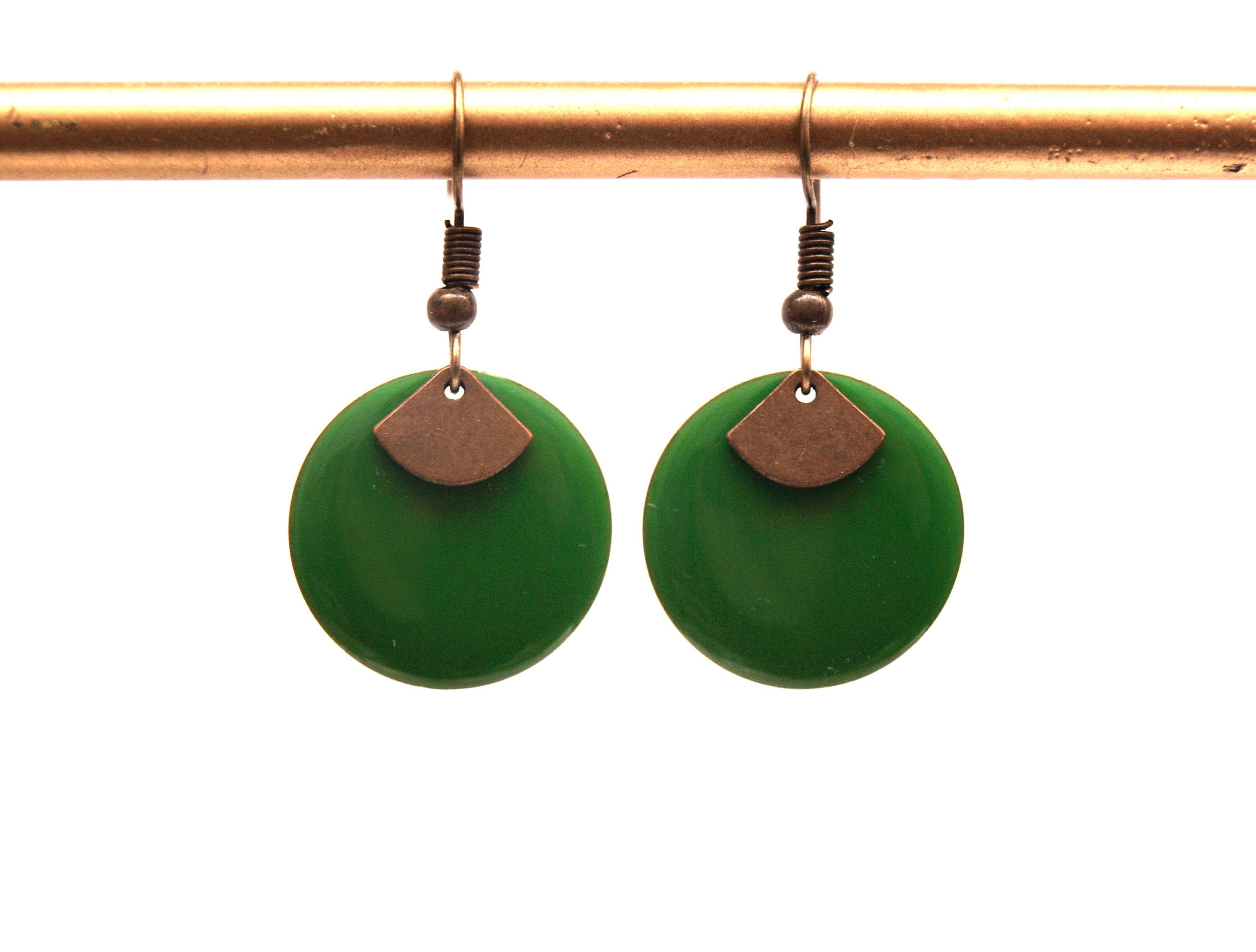 Boucles d'oreilles vert vif et bronze sequin émaillé rond et pendentif éventail  - cadeau de noël pour femme