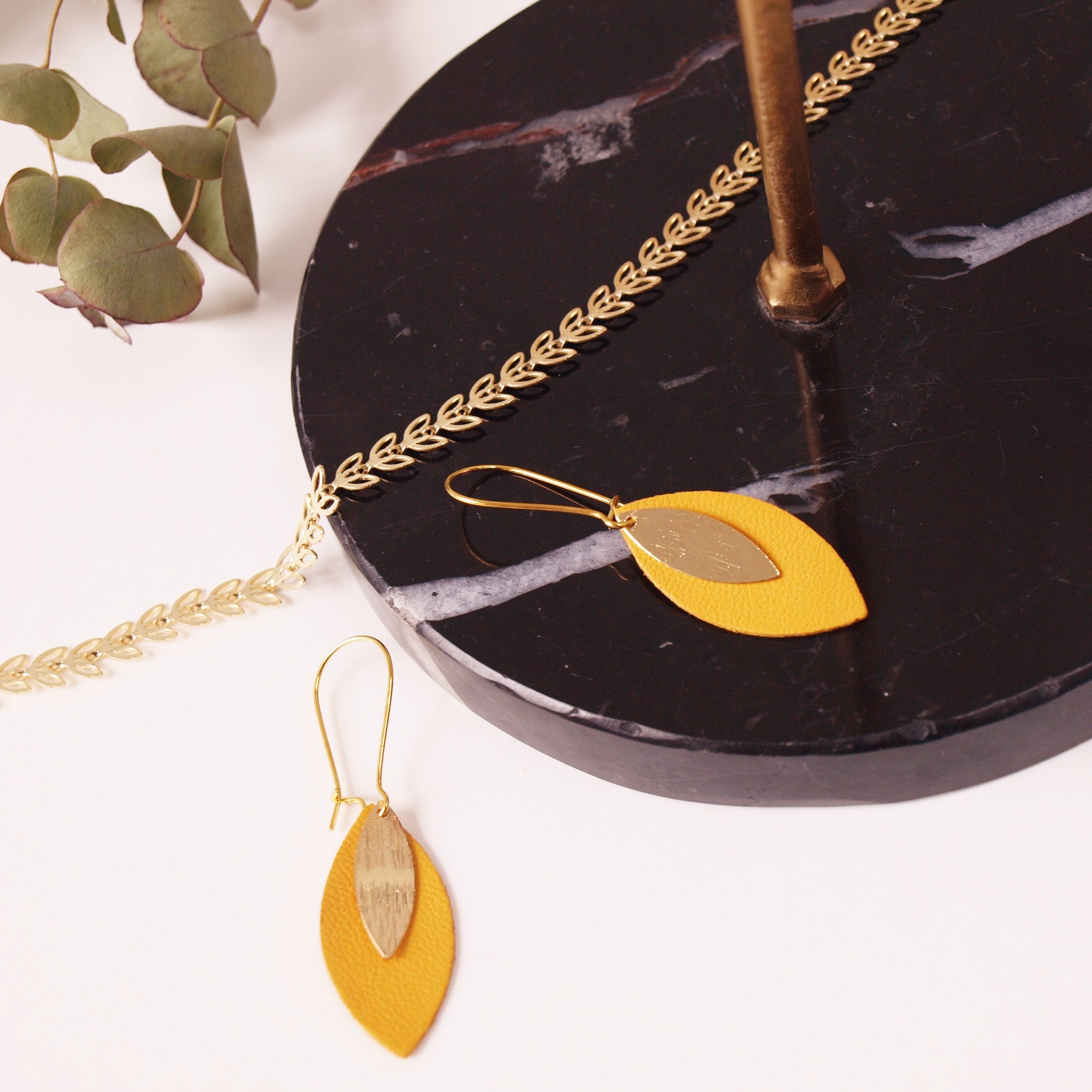Boucles d'oreilles feuille de cuir jaune moutarde et or modèle AVA