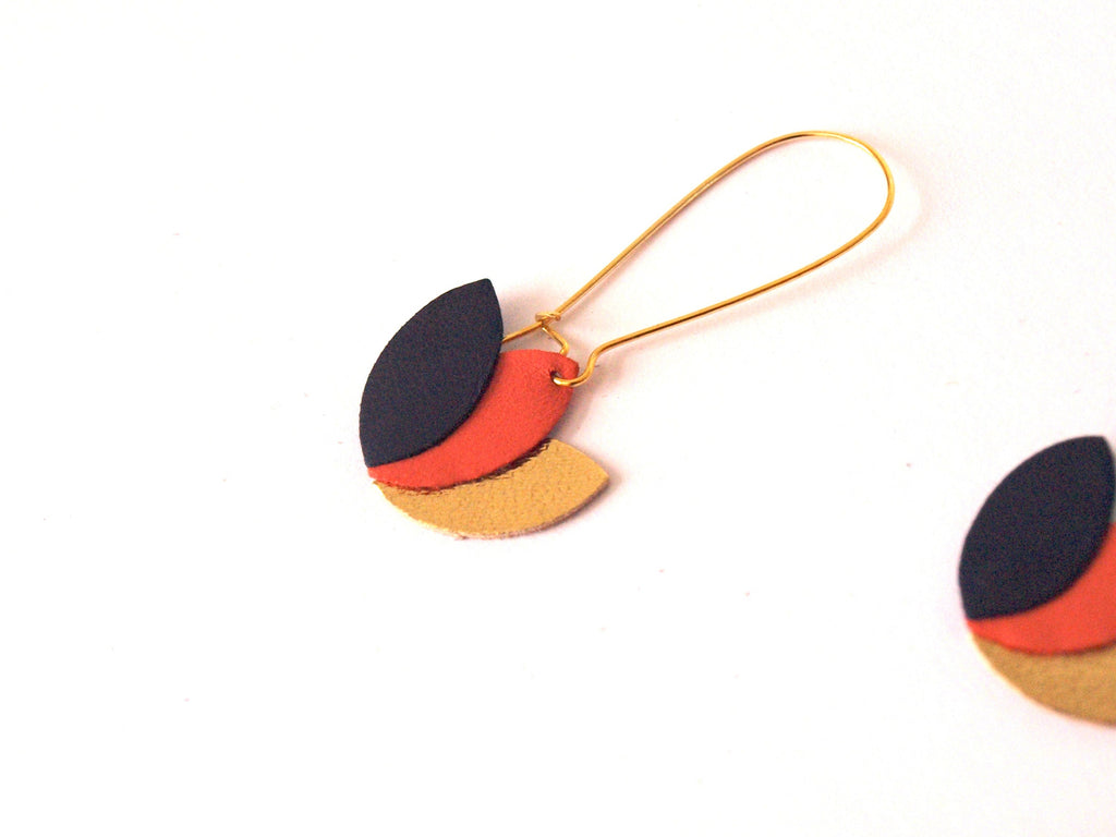 Boucles d'oreilles en cuir bleu nuit corail et or - fleur de lotus graphique sur longue monture en laiton doré style dormeuse - cadeau