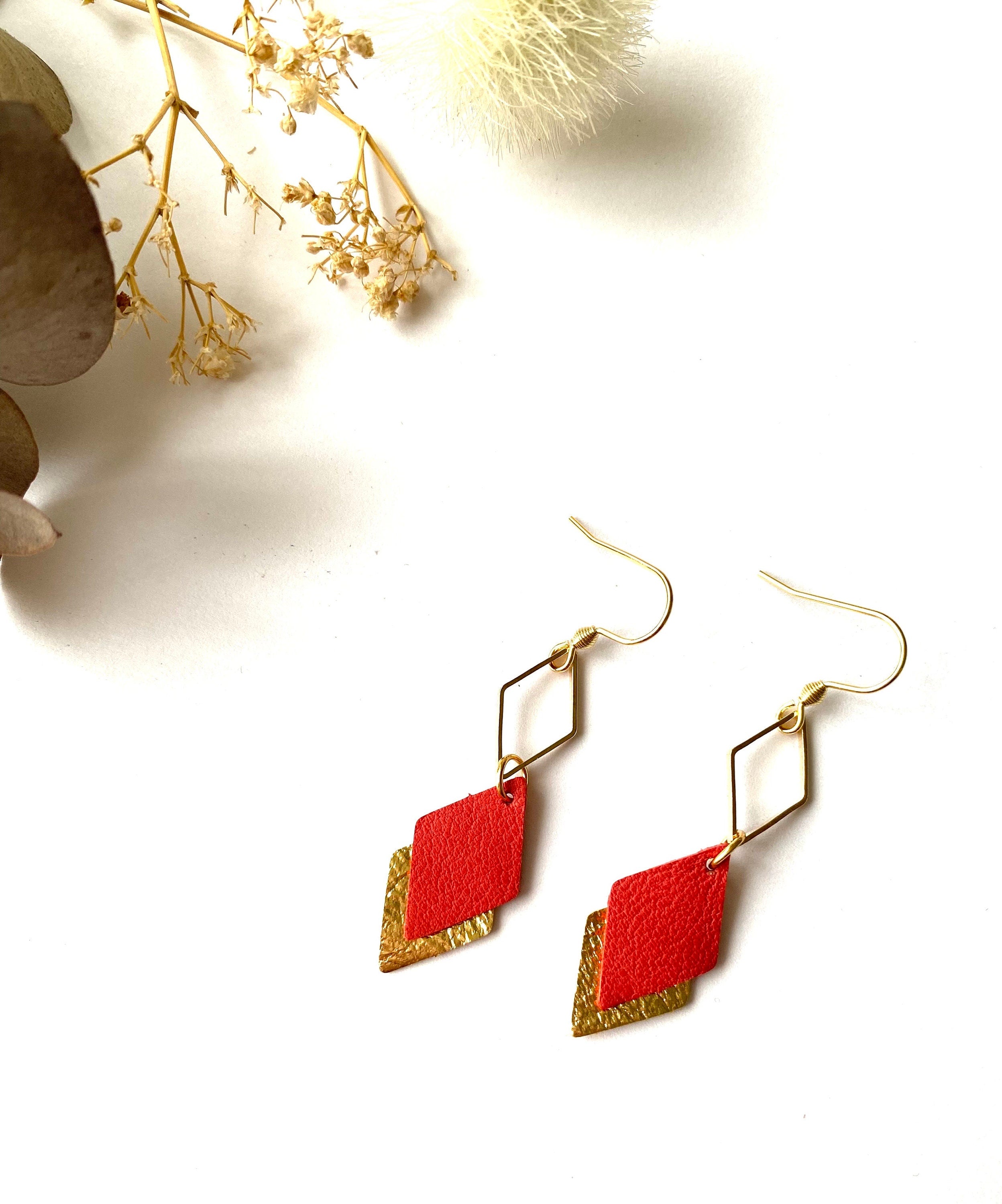 Boucles d'oreilles cuir rouge et or, boucles d'oreilles graphiques losanges rouge vif et doré - modèle LISÉA - cadeau pour elle