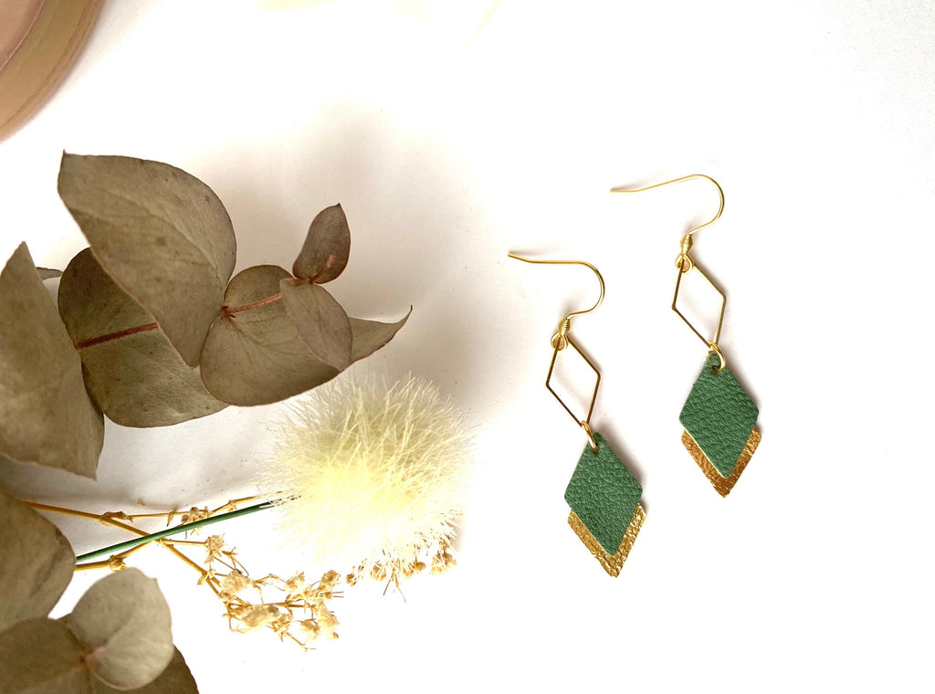 Boucles d'oreilles cuir vert et or, boucles d'oreilles graphiques losanges vert de gris et doré - modèle LISÉA -cadeau noël pour elle
