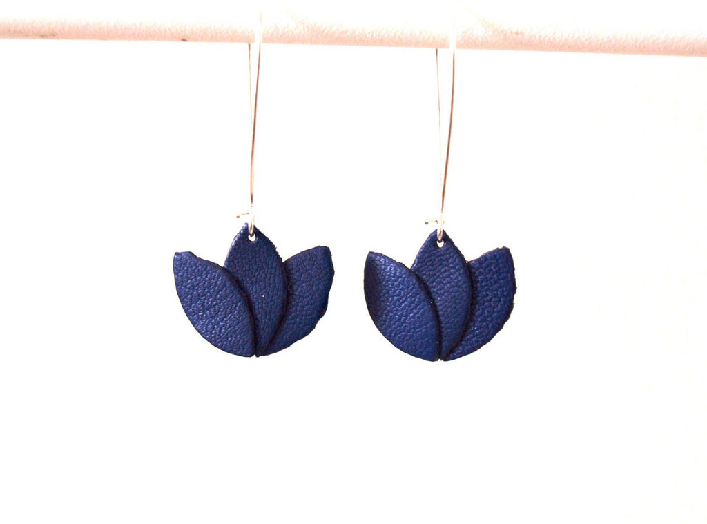 Boucles d'oreilles cuir bleu roi et argenté, fleur de cuir sur monture dormeuse argentée - fleur de lotus