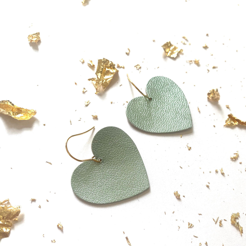 Boucles d’oreilles cœur bleu glacier en cuir recyclé