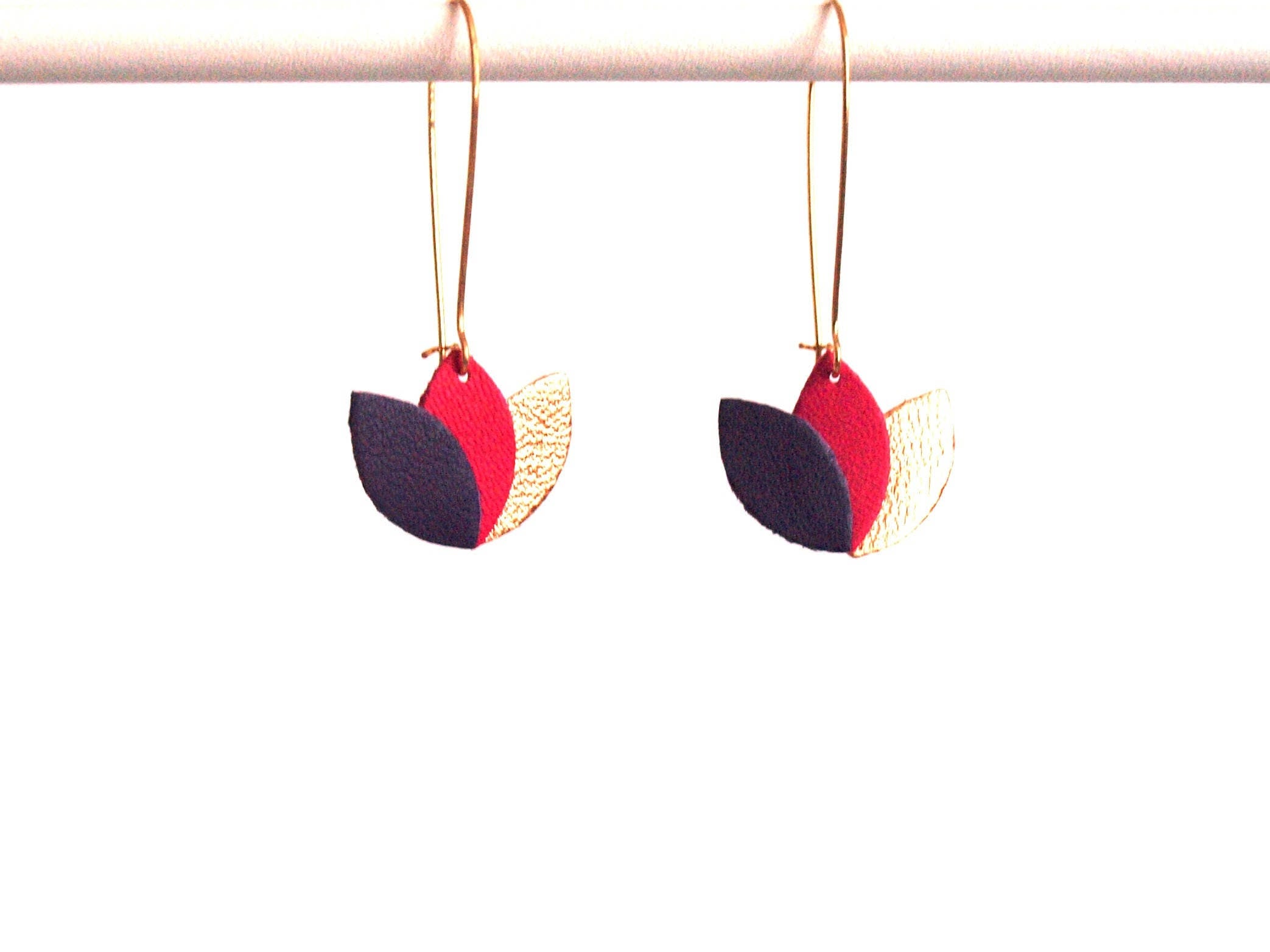 Boucles d'oreilles cuir violet, rose framboise et or rosé, fleur de cuir sur monture dorée style dormeuse