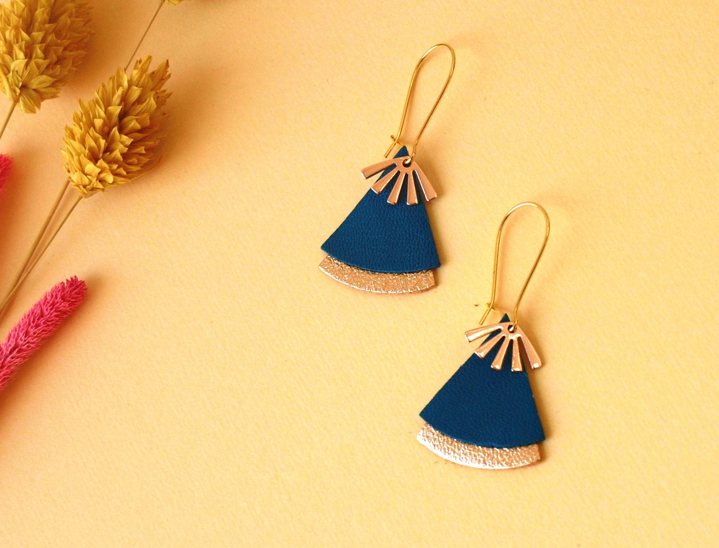 Boucles d'oreilles bleu canard et or, en cuir, forme éventail - boucles d'oreilles ethniques, art déco, modèle STELLA