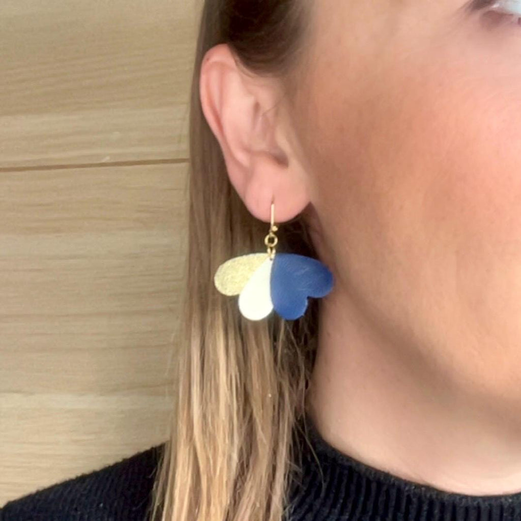 Boucles d’oreilles cœurs bleu marine blanc et or cuir upcyclé, bijoux artisanaux légers faits main, boucles pendantes femme, cadeau original