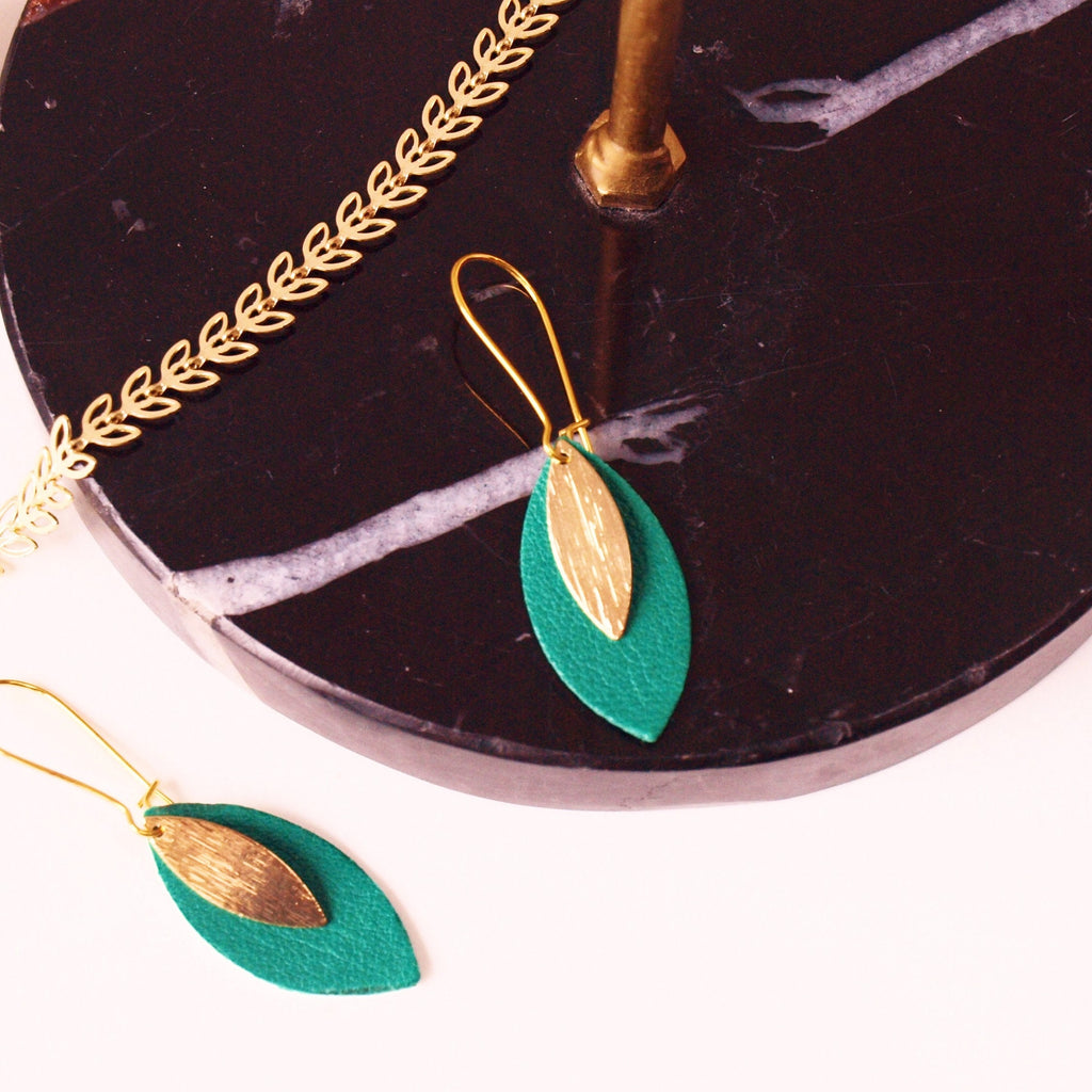 Boucles d'oreilles feuille de cuir vert vif et or modèle AVA