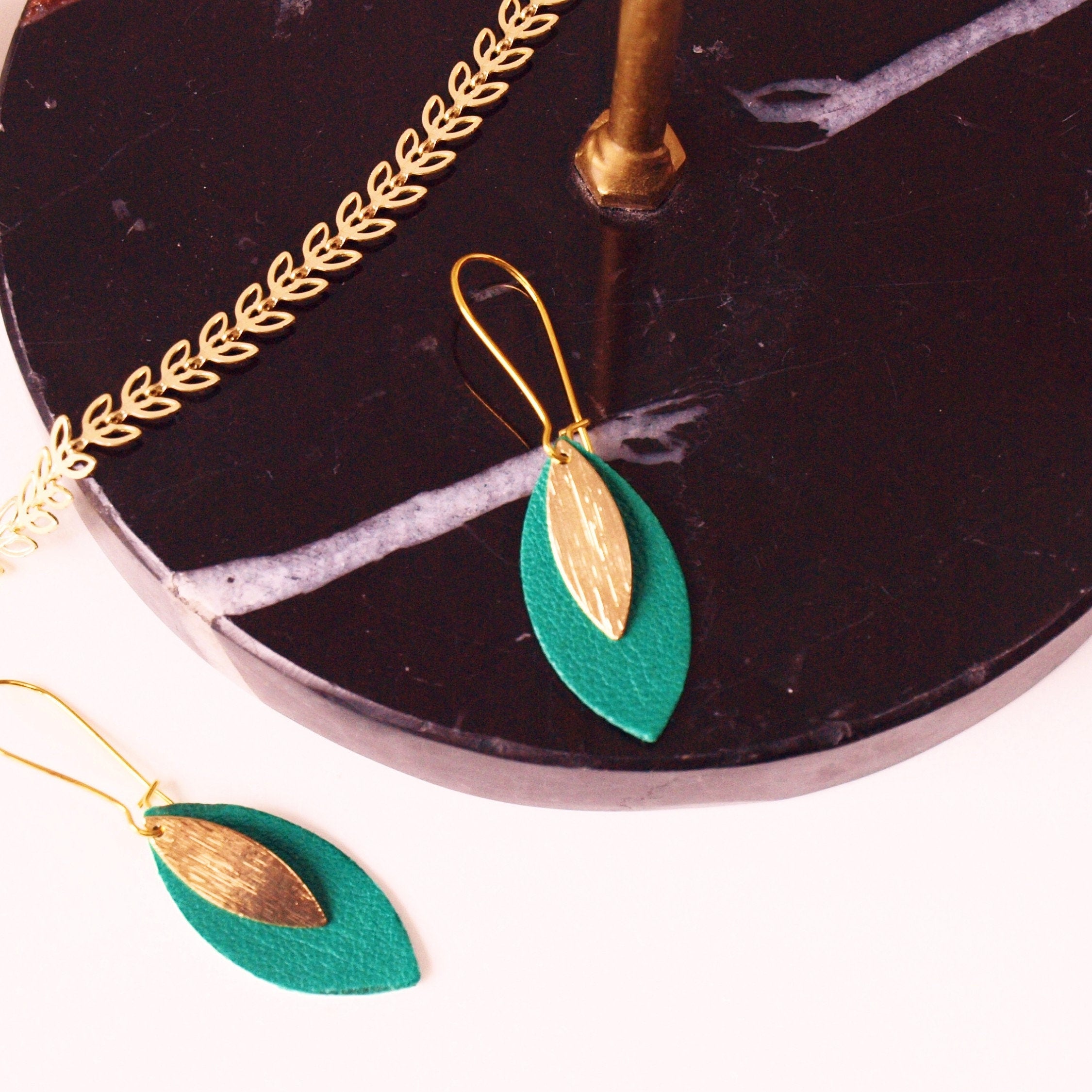 Boucles d'oreilles feuille de cuir vert vif et or modèle AVA