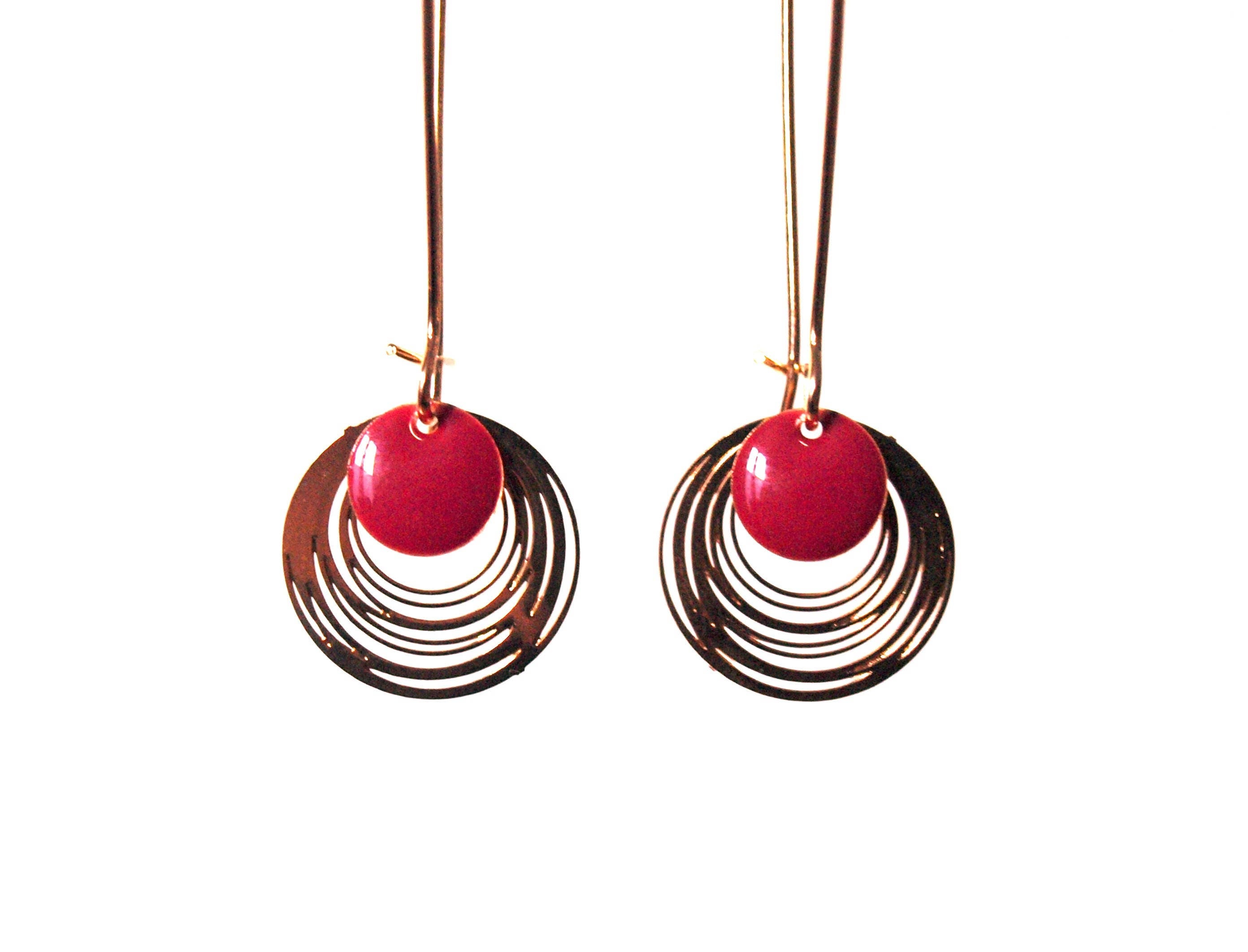 Boucles d'oreilles sequins émaillés rose foncé et doré - longues boucles d'oreilles design minimaliste et épuré - rond - by nat m