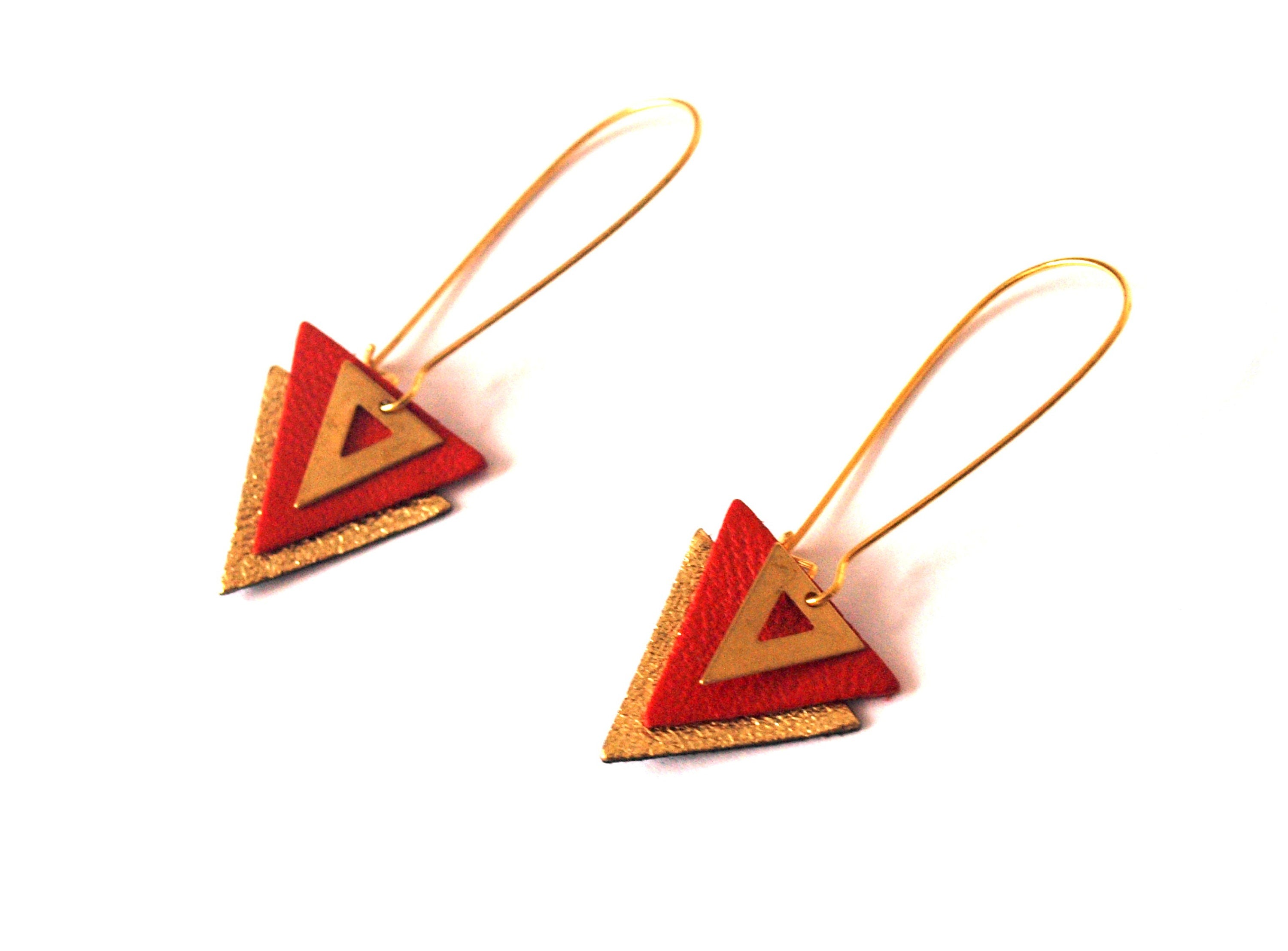 Boucles d'oreilles cuir rouge et or, triangles de cuir et laiton sur grandes dormeuses - bijou graphique géométrique - modèle PIAMA