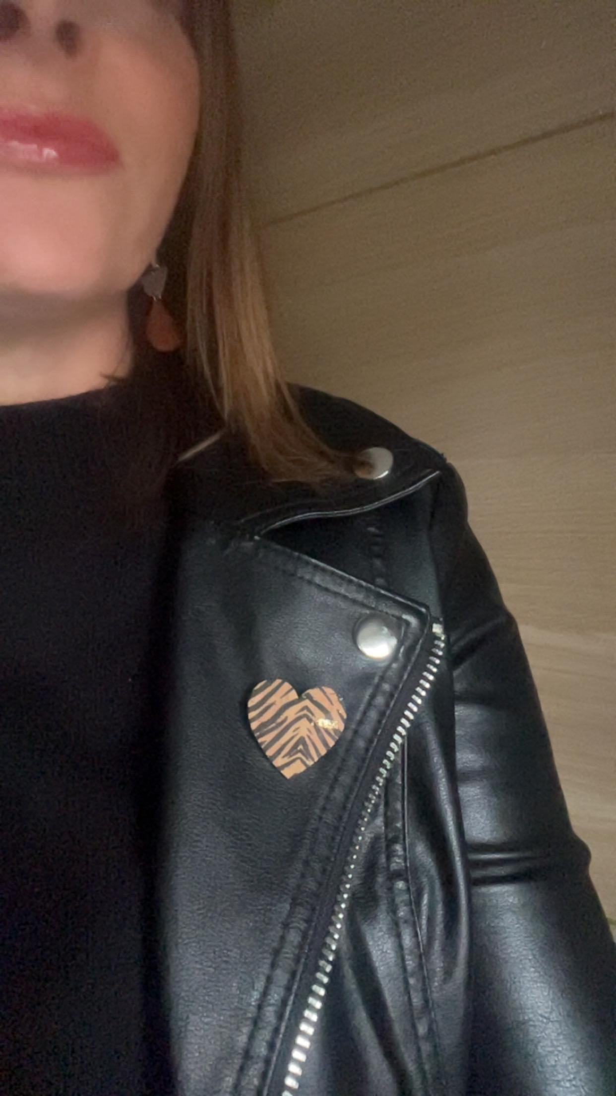 Broche coeur à paillettes en liège doublé de cuir