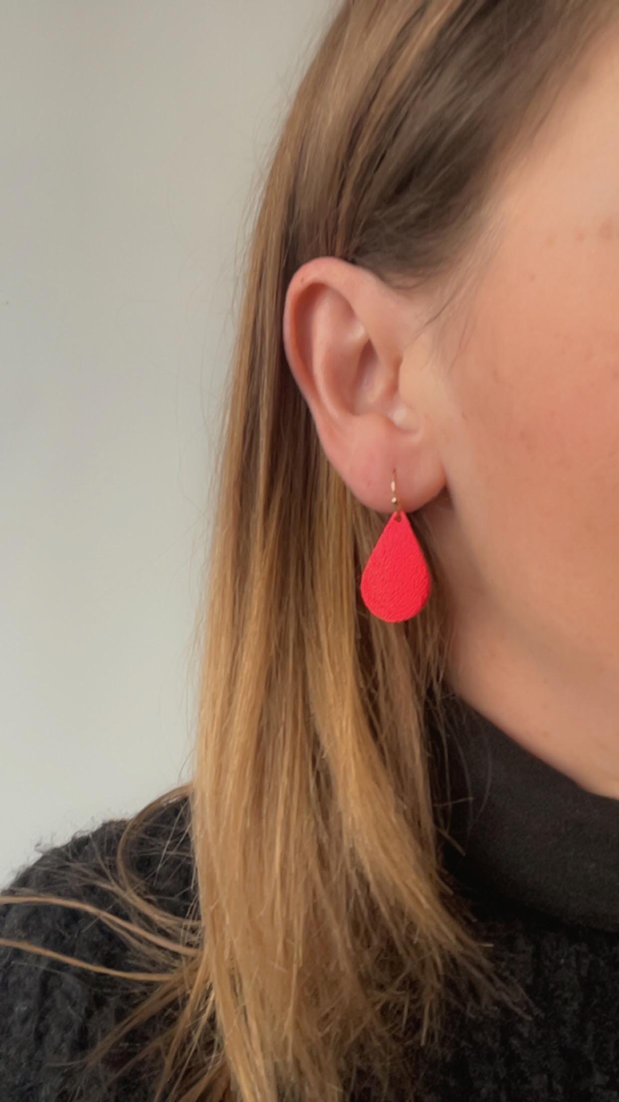 Boucles d'oreilles légères en cuir noir irisé recyclé - forme goutte - cadeau femme - cadeau pour elle - fête des mères