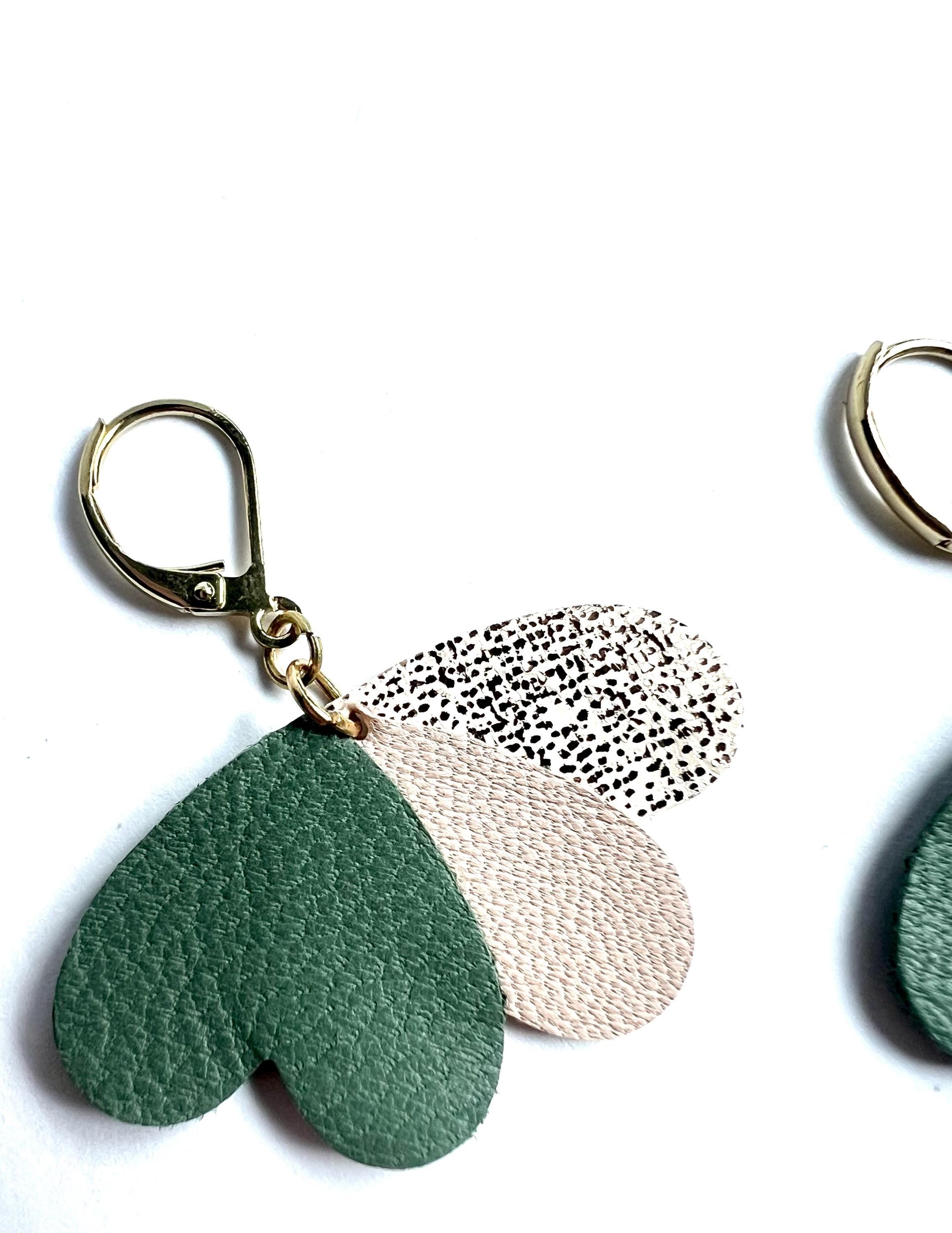 Boucles d’oreilles cœurs en cuir upcyclé, bijoux artisanaux légers faits main pour femme, cadeau original, vert sauge rose pastel et or rose