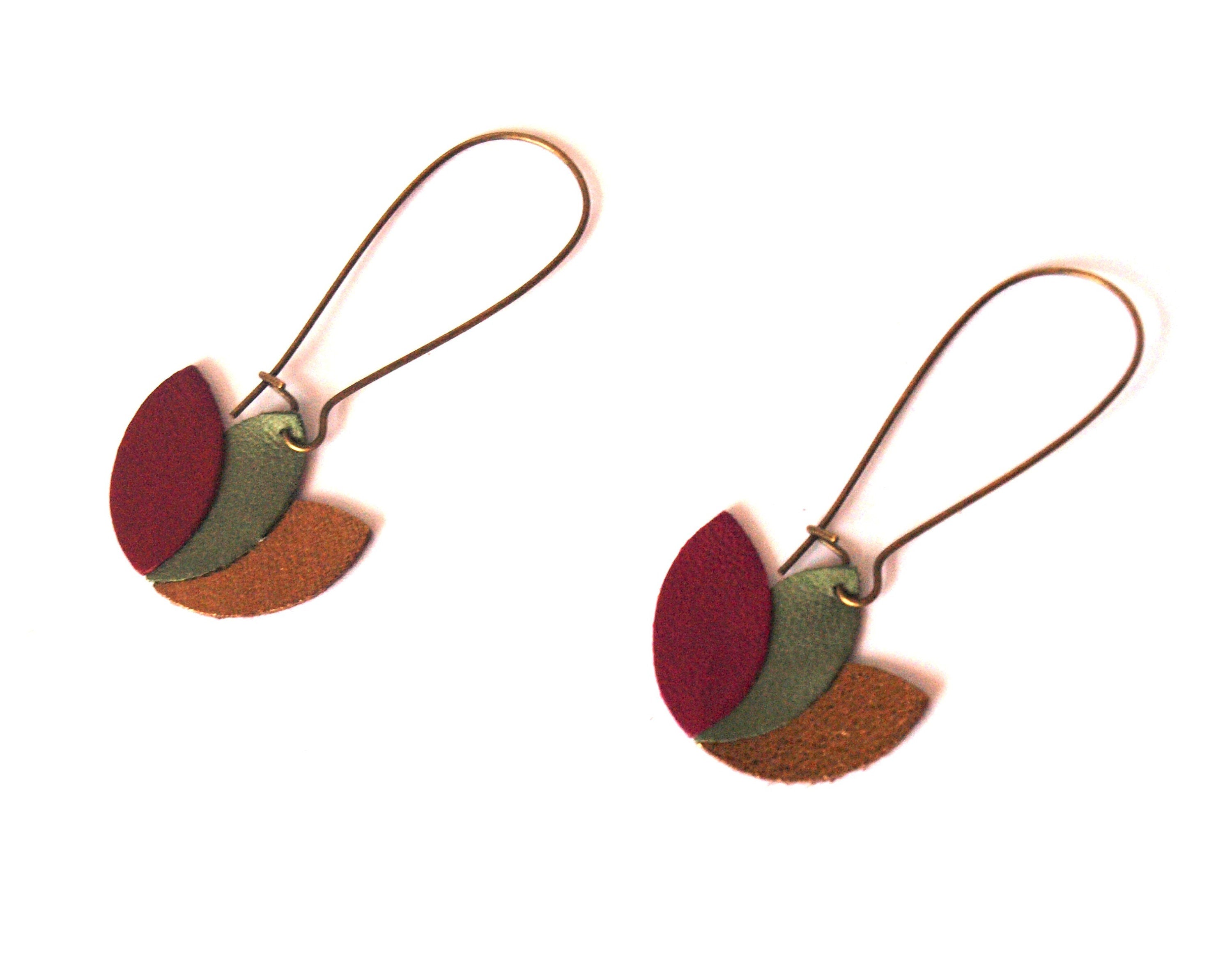 Boucles d'oreilles fleur de lotus en cuir prune vert kaki et bronze - sur monture dormeuse bronze - cadeau pour elle noël