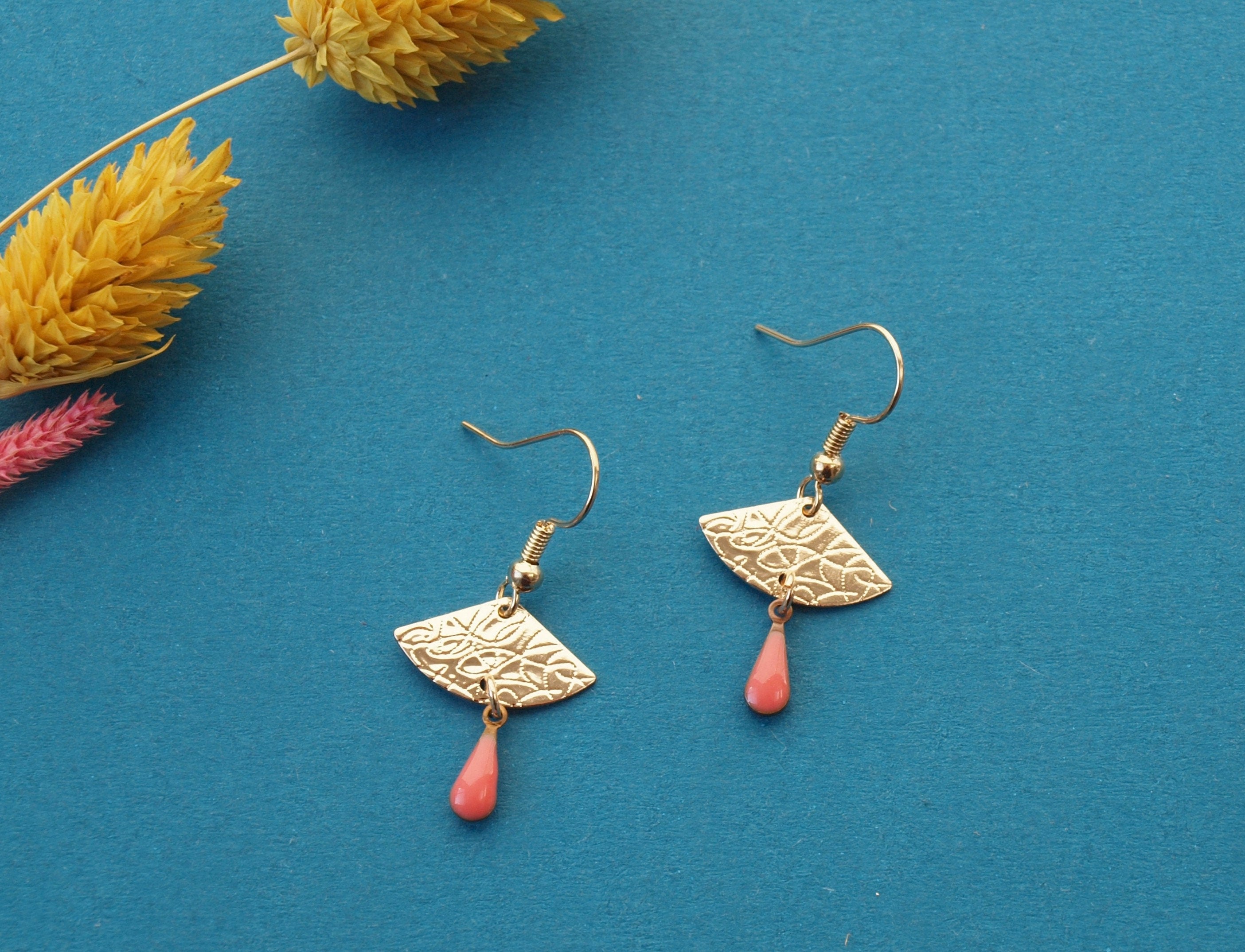 Boucles d'oreilles dorées discrètes rose et or - boucles d'oreilles éventail corail - modèle EVA