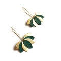 Boucles d'oreilles cuir, feuilles vert émeraude et doré, fleur de lotus géométrique style art déco sur monture dormeuse dorée. cadeau femme