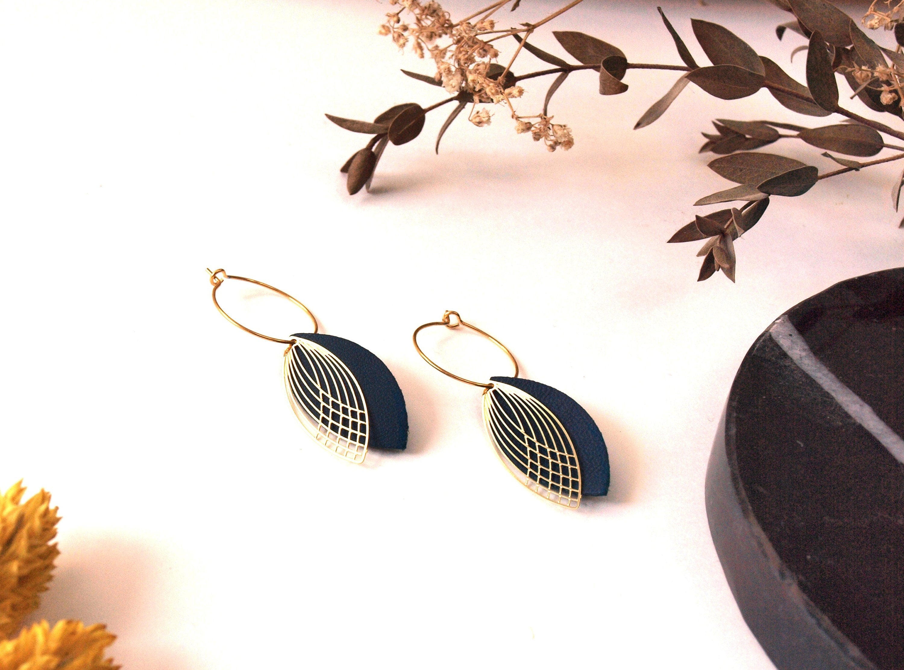 Boucles d'oreilles créoles acier et cuir - bleu canard et or - créoles style art déco - modèle SIENNA