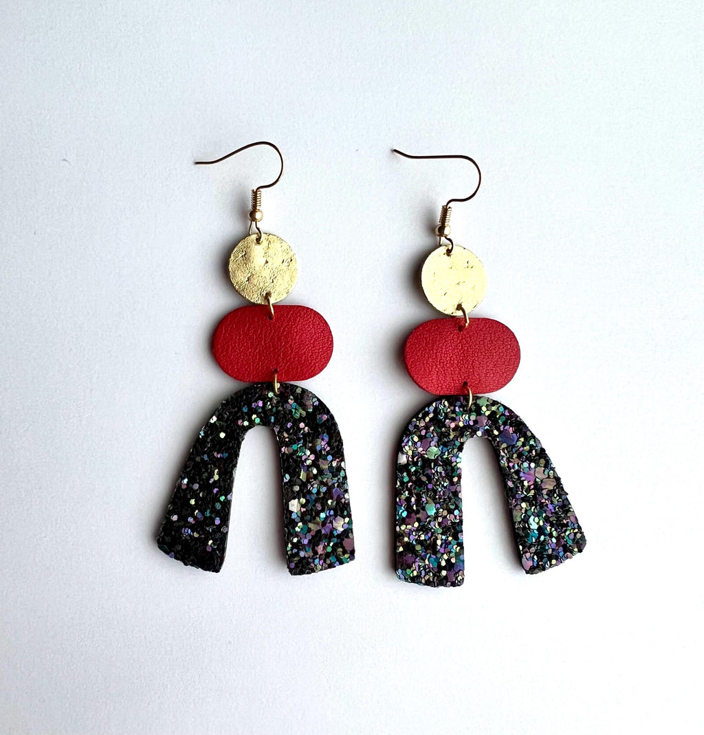Boucles d’oreilles graphiques en cuir pailleté – Boucles statement rouges et dorées – Bijoux artisanaux faits main - cadeau femme - Gigi