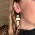 Boucles d’oreilles géométriques en cuir upcyclé, boucles pendantes légères faites main, bijoux artisanaux femme vert sauge nude or rose