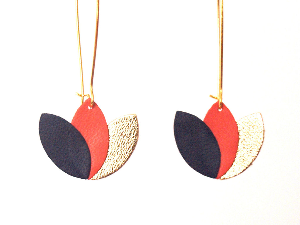 Boucles d'oreilles en cuir bleu nuit corail et or - fleur de lotus graphique sur longue monture en laiton doré style dormeuse - cadeau