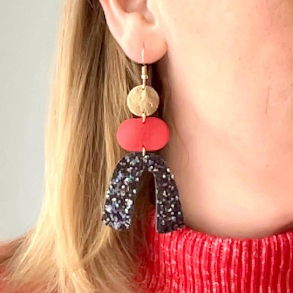 Boucles d’oreilles graphiques en cuir pailleté – Boucles statement rouges et dorées – Bijoux artisanaux faits main - cadeau femme - Gigi