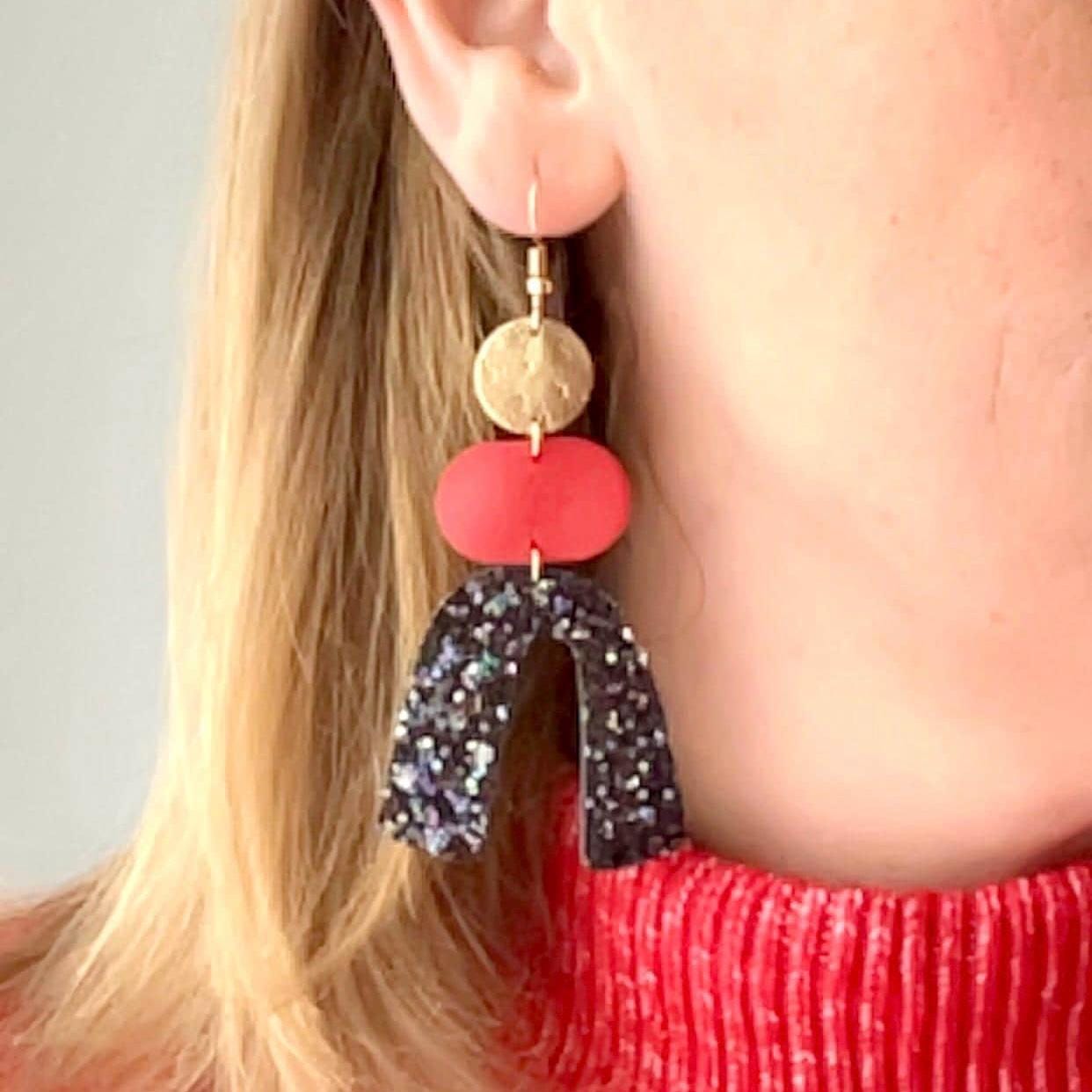 Boucles d’oreilles graphiques en cuir pailleté – Boucles statement rouges et dorées – Bijoux artisanaux faits main - cadeau femme - Gigi