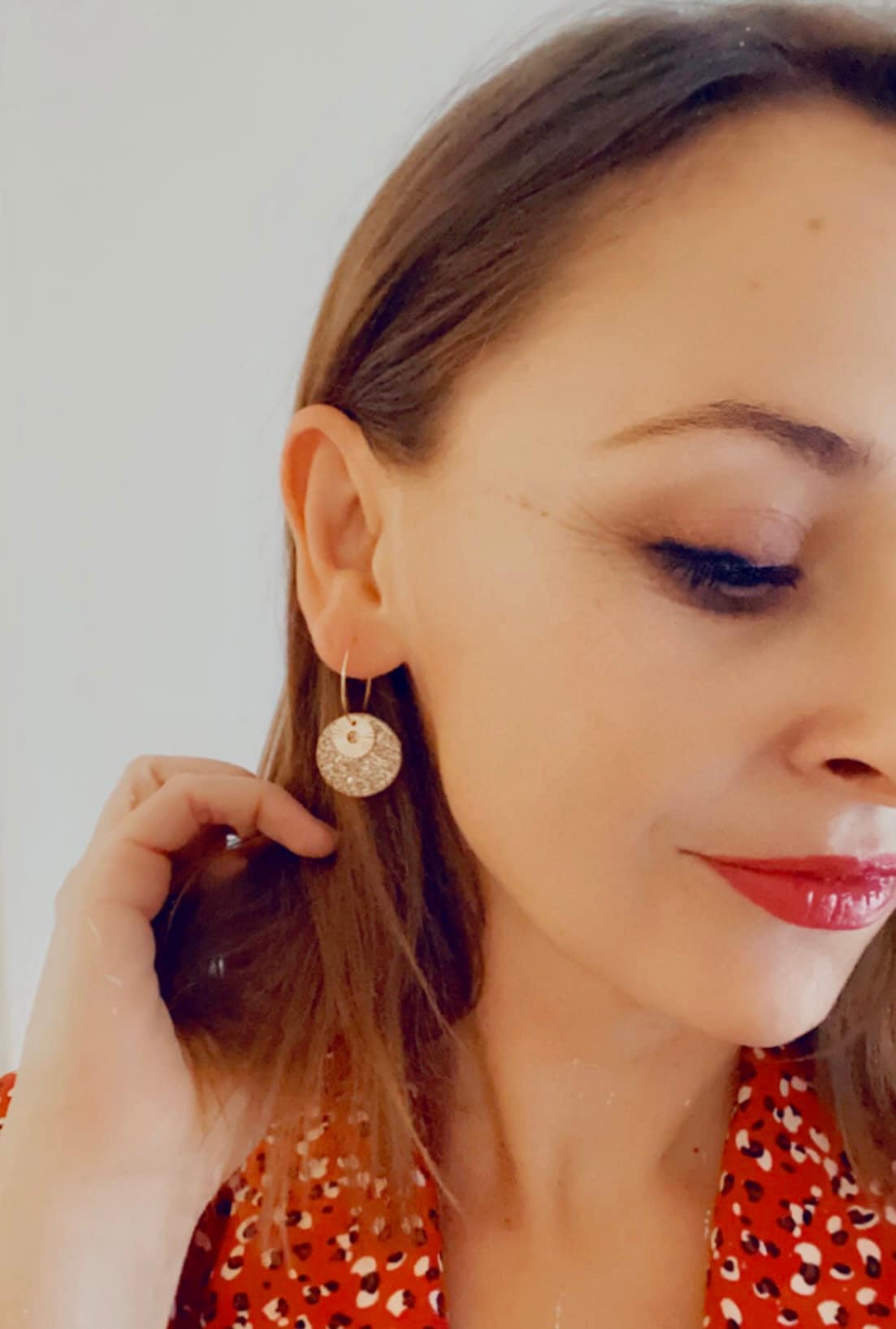 Boucles d’oreilles cuir et liège fleuri créoles dorées en acier inoxydable