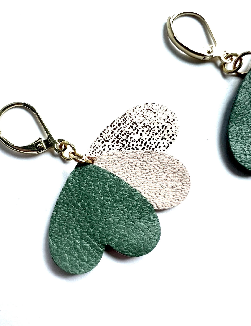Boucles d’oreilles cœurs en cuir upcyclé, bijoux artisanaux légers faits main pour femme, cadeau original, vert sauge rose pastel et or rose