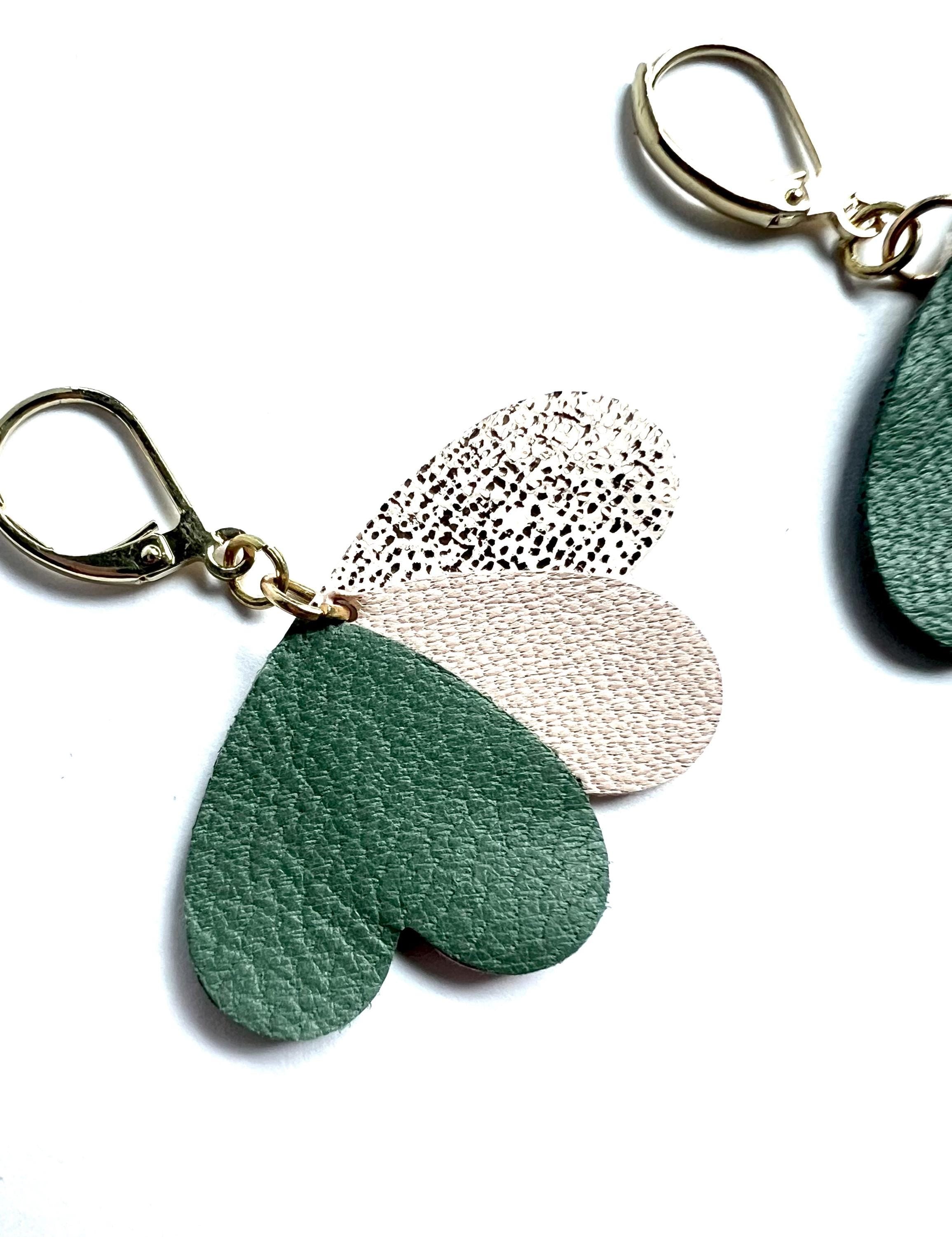 Boucles d’oreilles cœurs en cuir upcyclé, bijoux artisanaux légers faits main pour femme, cadeau original, vert sauge rose pastel et or rose
